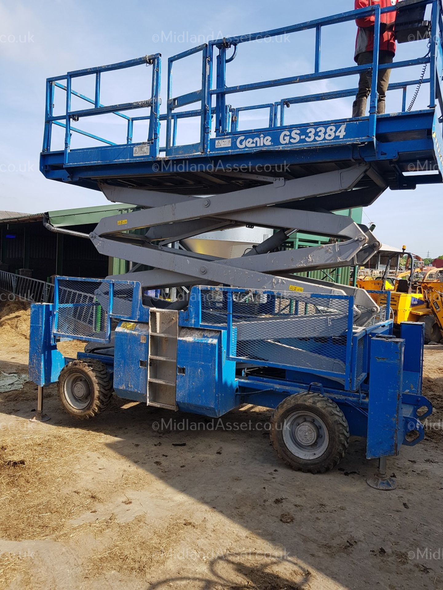 2004 GENIE GS-3384 ROUGH TERRAIN SCISSOR LIFT AUTO LEVELLING 4WD. STARTS, DRIVES AND LIFTS - Image 6 of 10