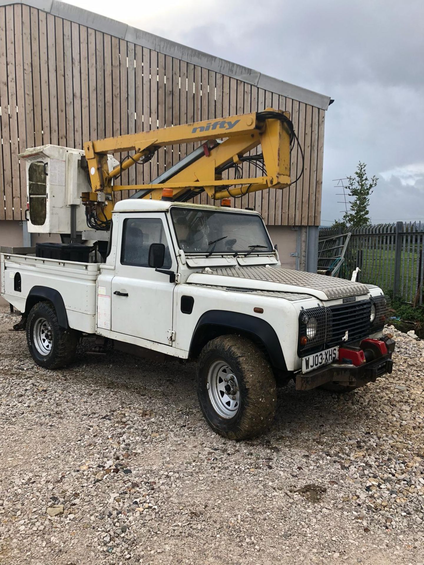 2003/03 REG WHITE LAND ROVER DEFENDER 110 4X4 TD5 WITH NIFTY LIFT CHERRY PICKER *PLUS VAT* - Image 10 of 30