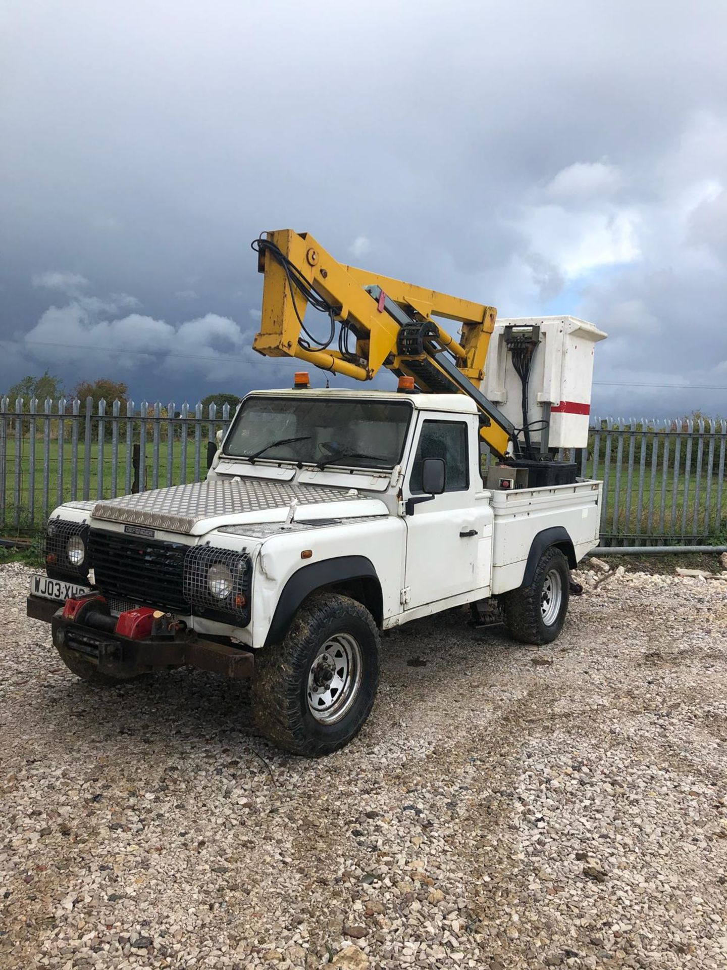 2003/03 REG WHITE LAND ROVER DEFENDER 110 4X4 TD5 WITH NIFTY LIFT CHERRY PICKER *PLUS VAT* - Image 11 of 30