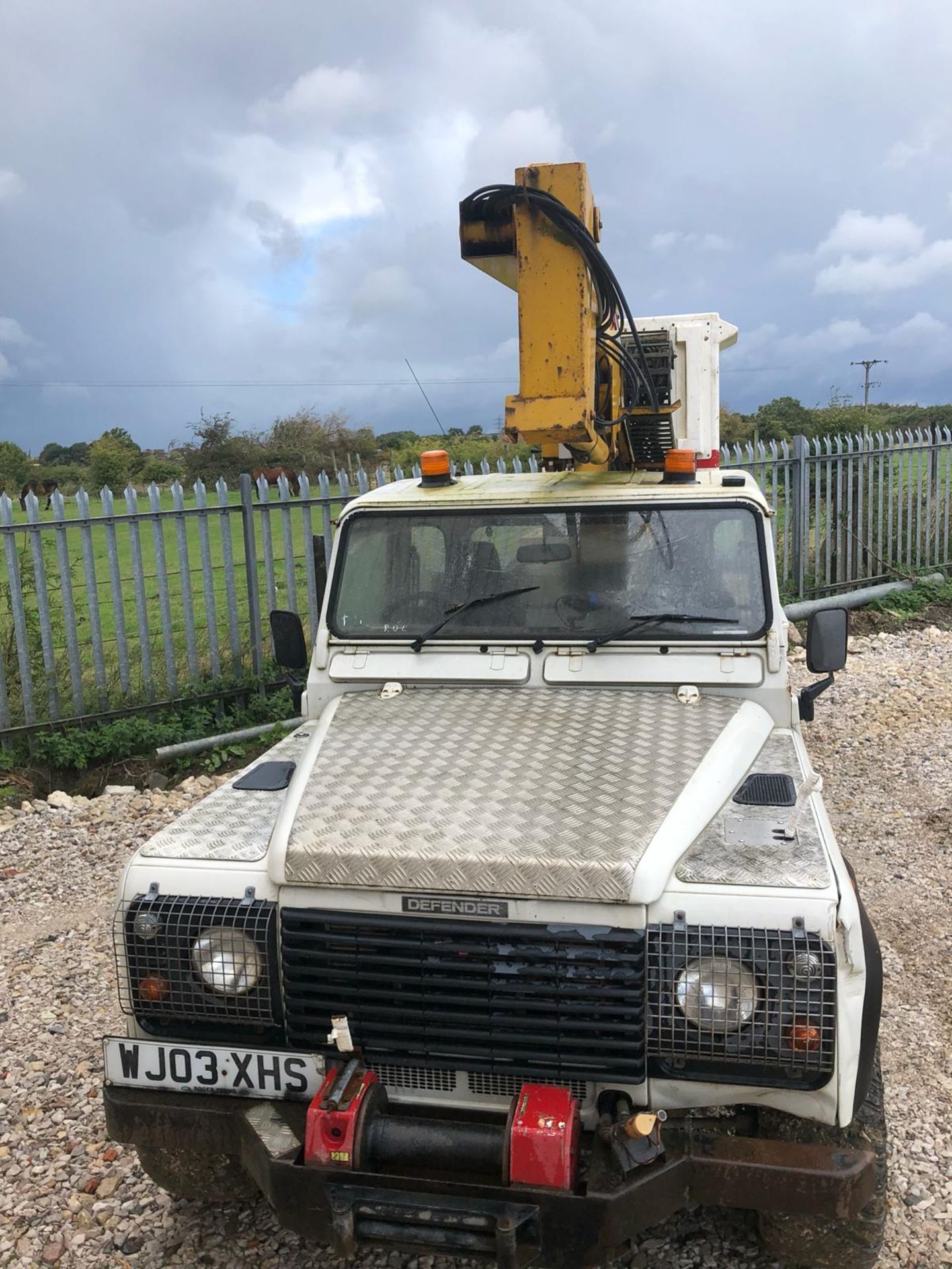 2003/03 REG WHITE LAND ROVER DEFENDER 110 4X4 TD5 WITH NIFTY LIFT CHERRY PICKER *PLUS VAT* - Image 16 of 30