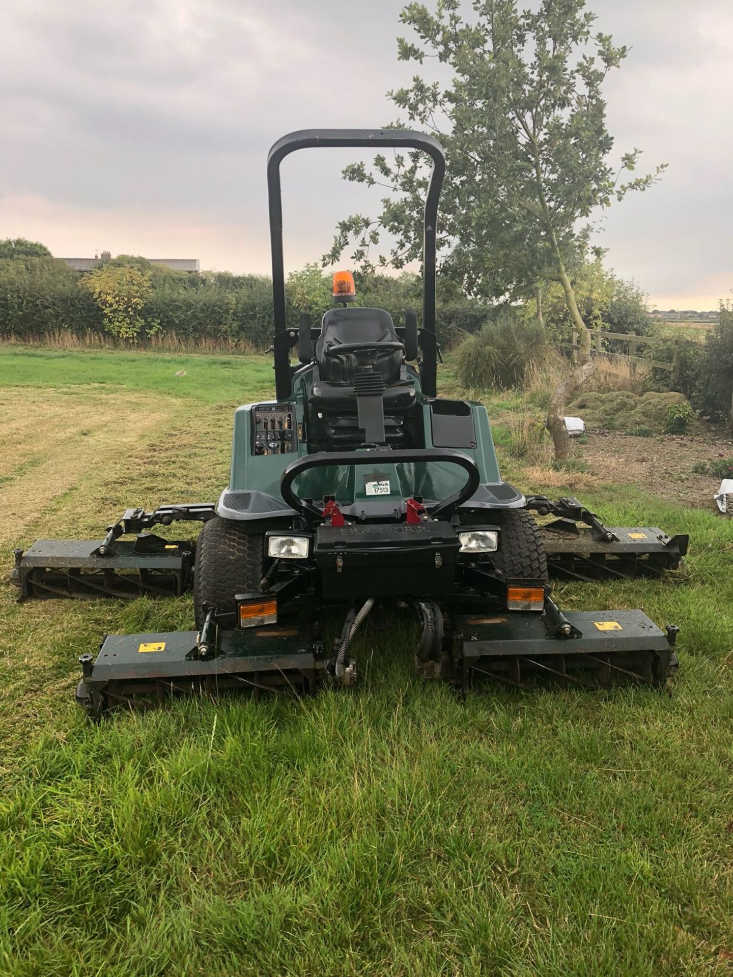 2005/55 REG HAYTER 5 GANG RIDE ON MOWER - Image 5 of 20