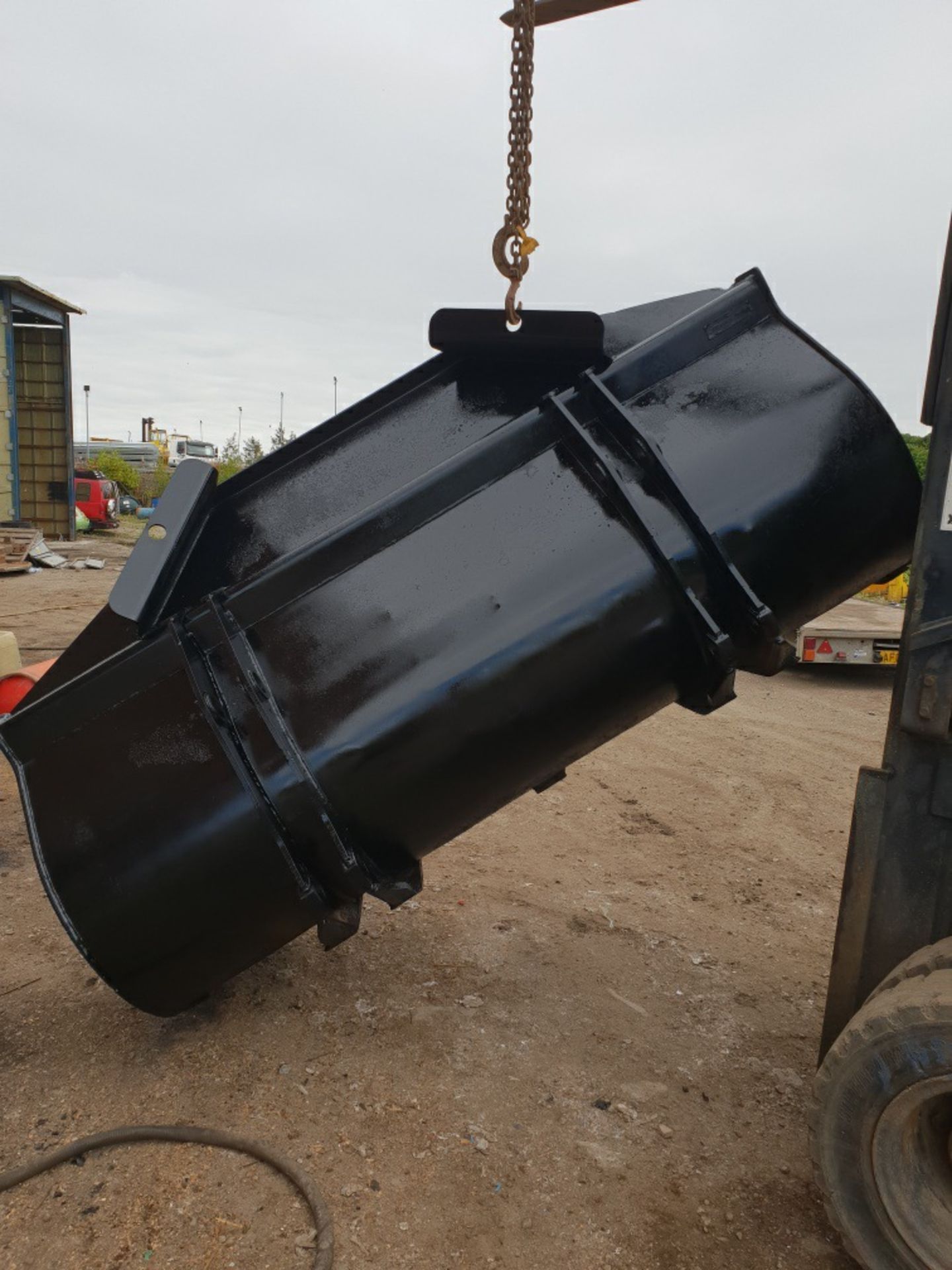 JCB LOADING SHOVEL DIGGER BUCKET 65 MM PINHOLES *NO VAT* - Image 2 of 3