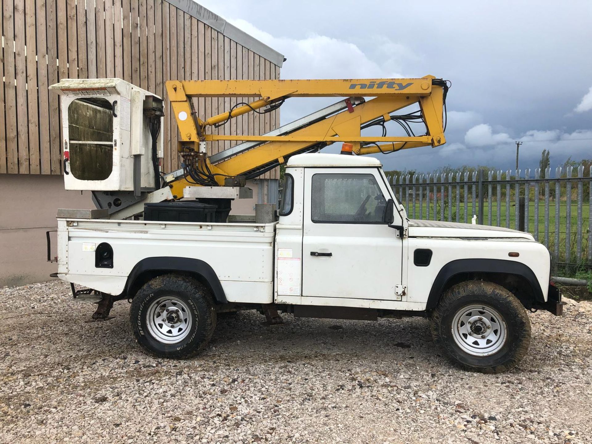 2003/03 REG WHITE LAND ROVER DEFENDER 110 4X4 TD5 WITH NIFTY LIFT CHERRY PICKER *PLUS VAT* - Image 2 of 30