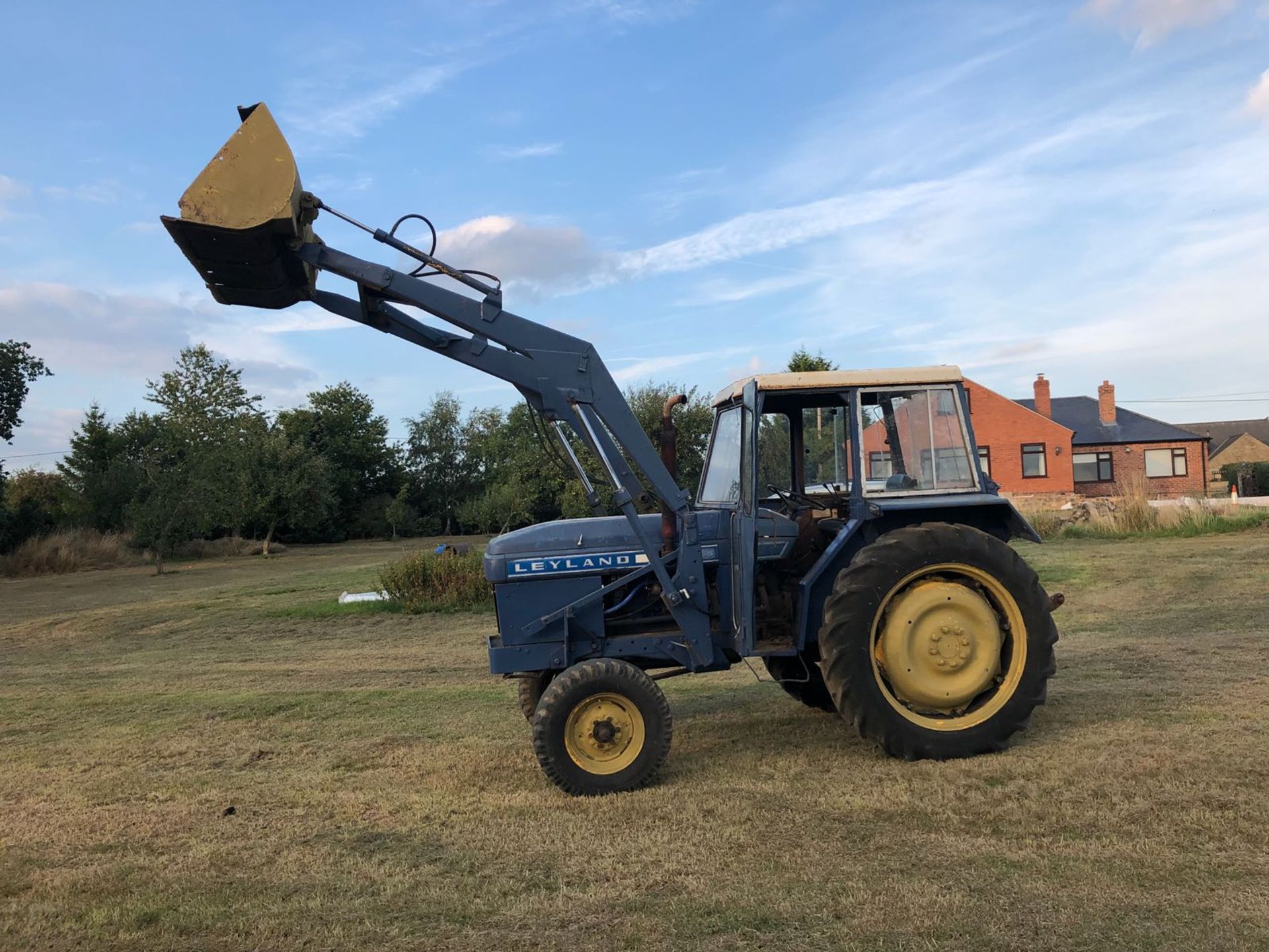 CIRCA 1975 LEYLAND 255 BLUE DIESEL TRACTOR C/W FRONT LOADING SHOVEL *NO VAT*