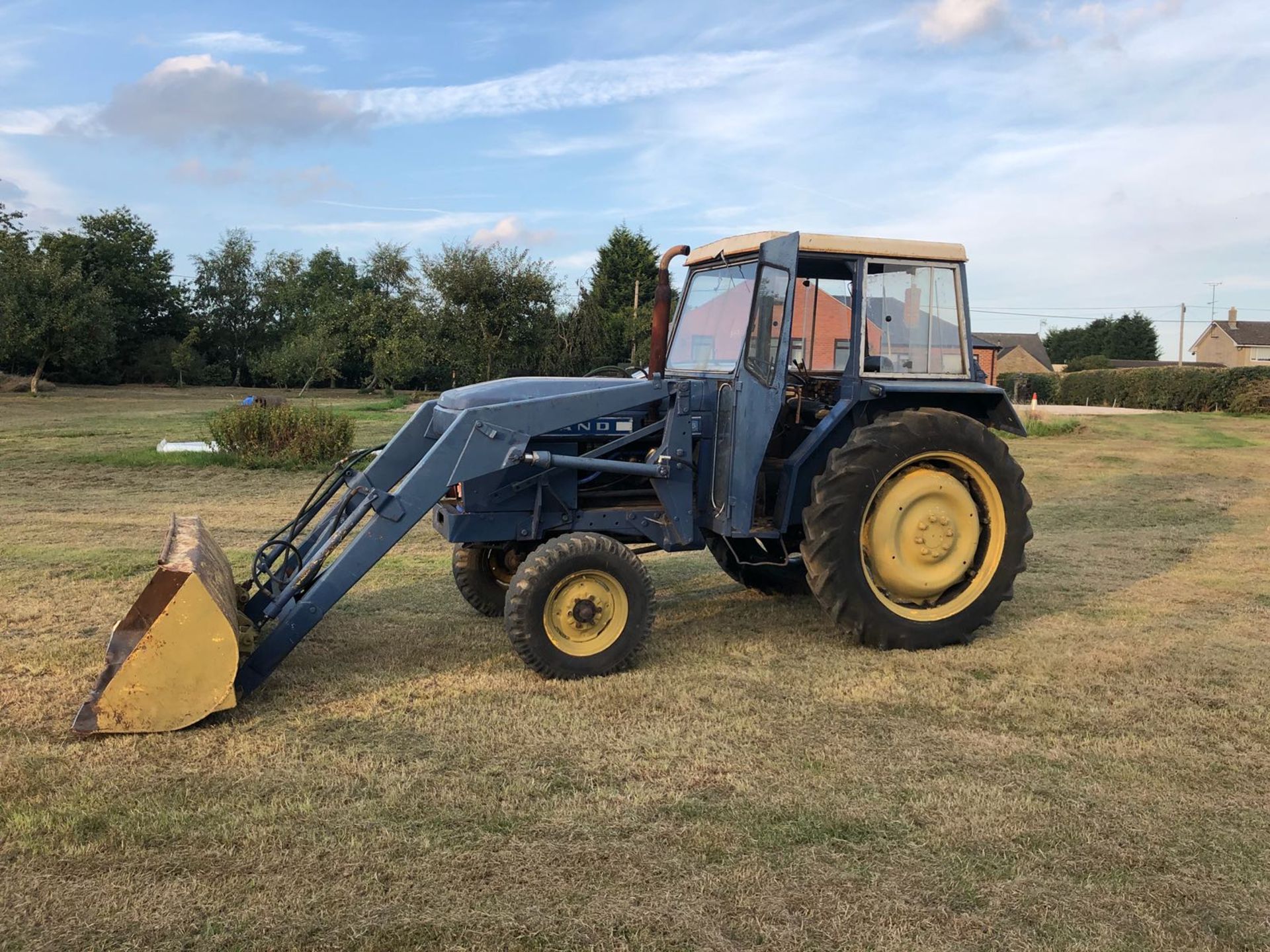 CIRCA 1975 LEYLAND 255 BLUE DIESEL TRACTOR C/W FRONT LOADING SHOVEL *NO VAT* - Image 4 of 5