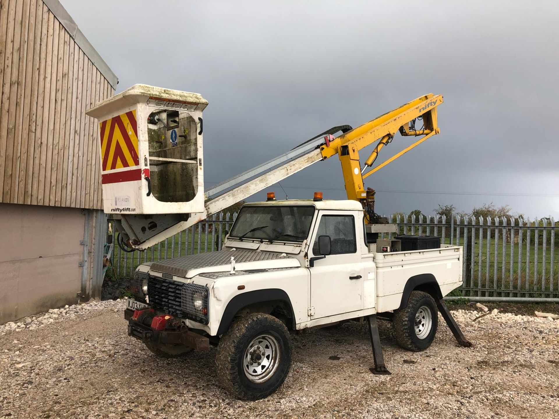 2003/03 REG WHITE LAND ROVER DEFENDER 110 4X4 TD5 WITH NIFTY LIFT CHERRY PICKER *PLUS VAT*