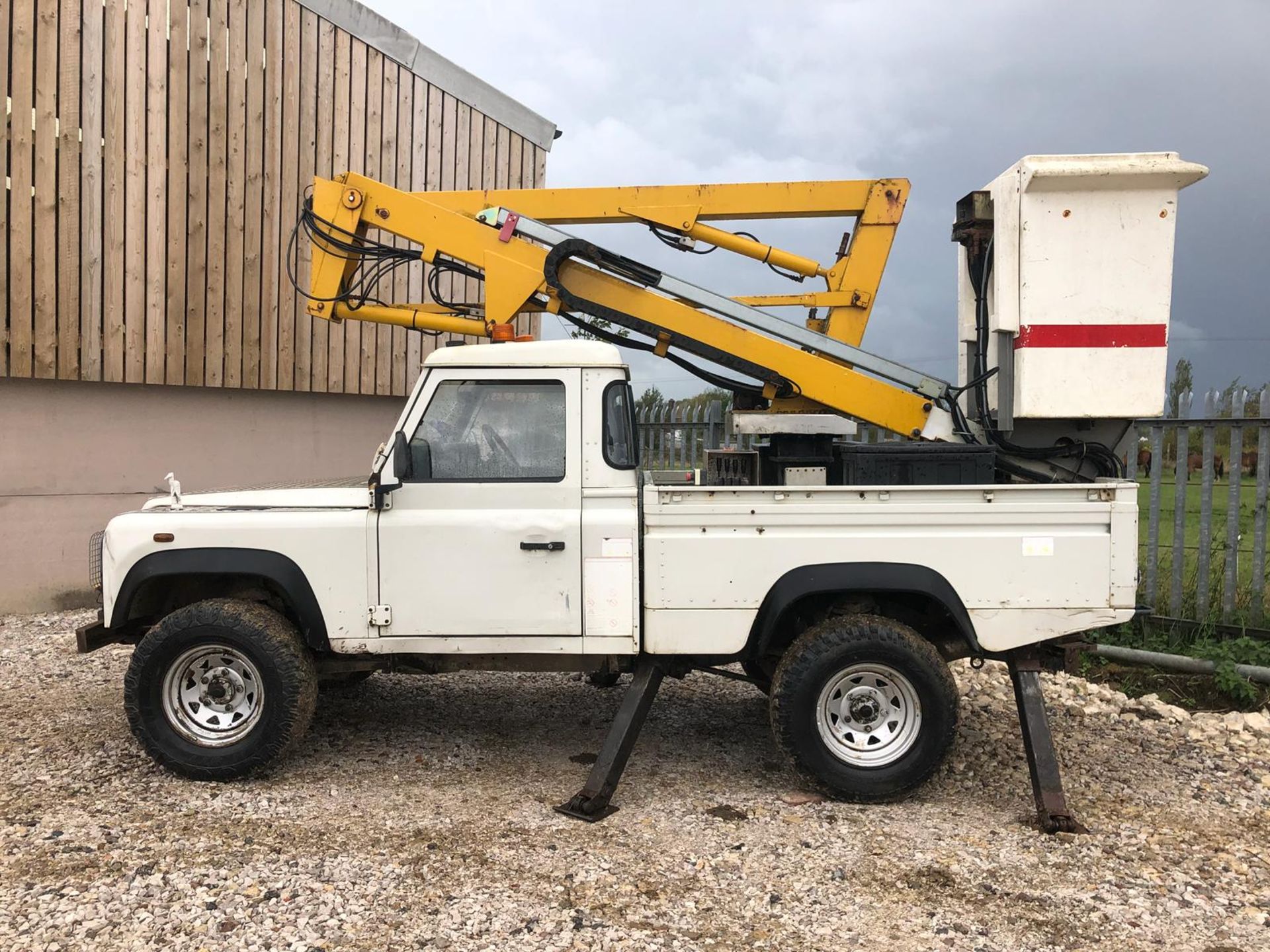 2003/03 REG WHITE LAND ROVER DEFENDER 110 4X4 TD5 WITH NIFTY LIFT CHERRY PICKER *PLUS VAT* - Image 13 of 30