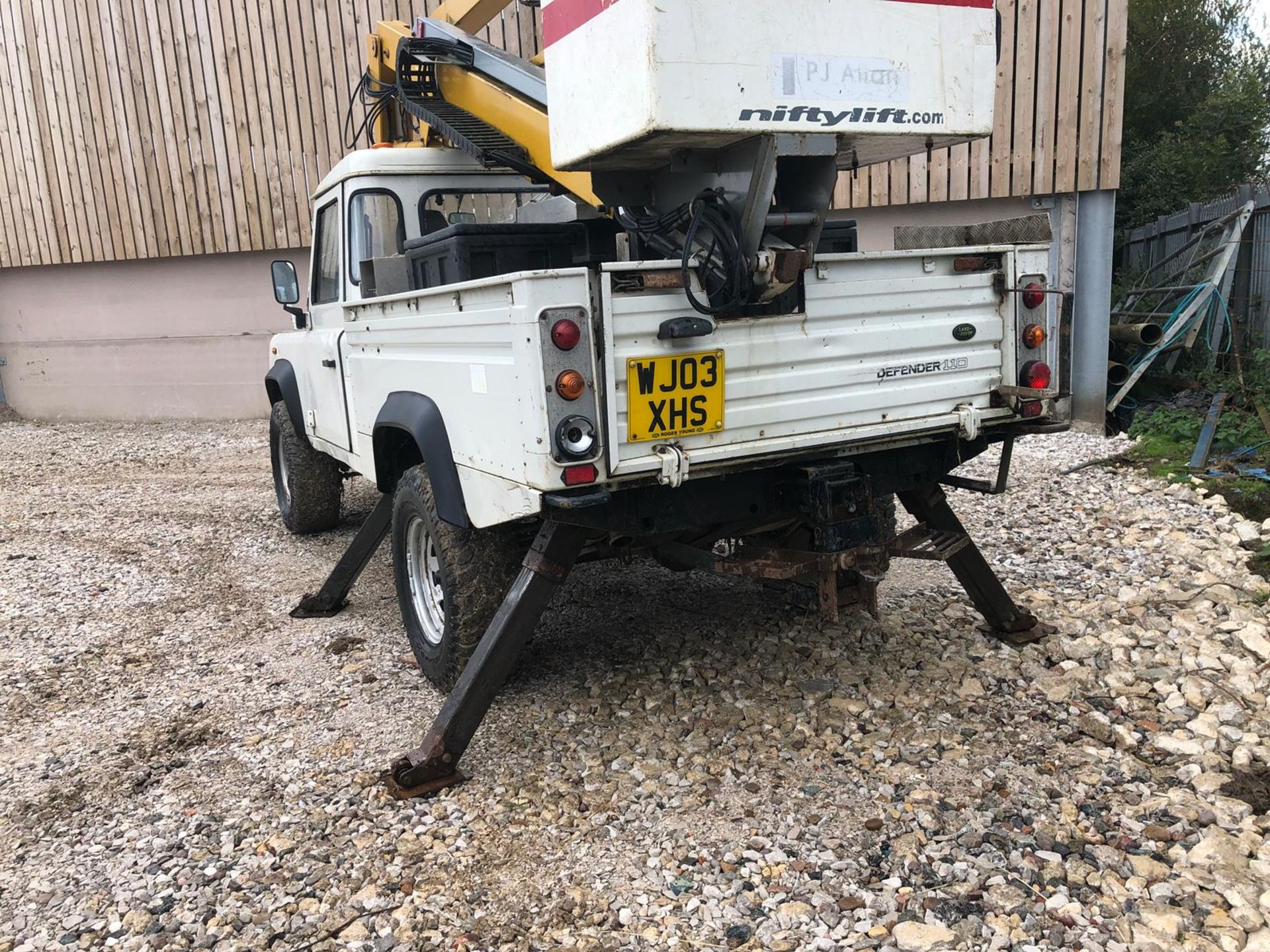 2003/03 REG WHITE LAND ROVER DEFENDER 110 4X4 TD5 WITH NIFTY LIFT CHERRY PICKER *PLUS VAT* - Image 5 of 30