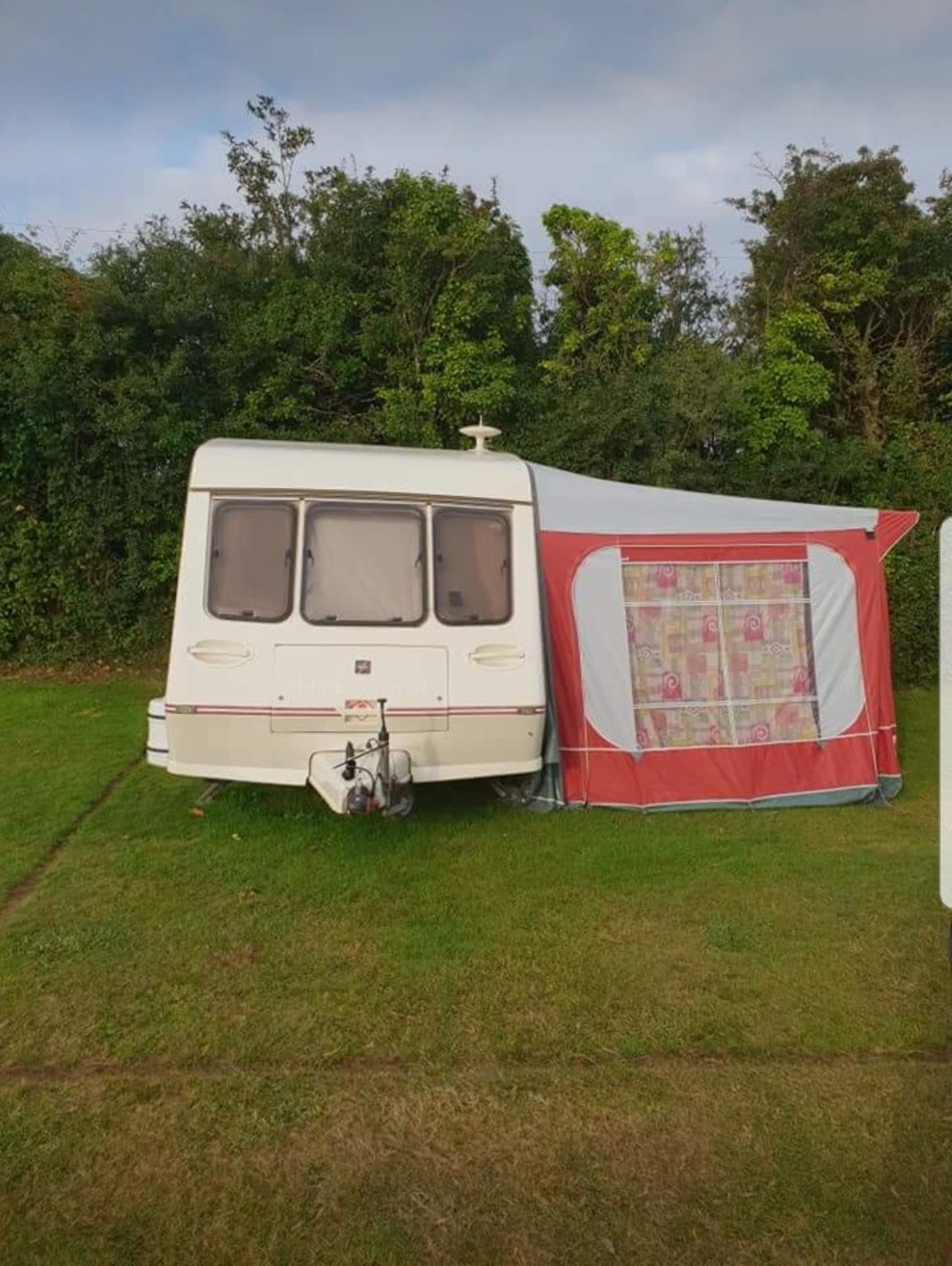 1995 FLEETWOOD COLCHESTER 1500/2E8 2 BERTH SINGLE AXLE CARAVAN, C/W AWNING AS PICTURED *NO VAT* - Image 2 of 8