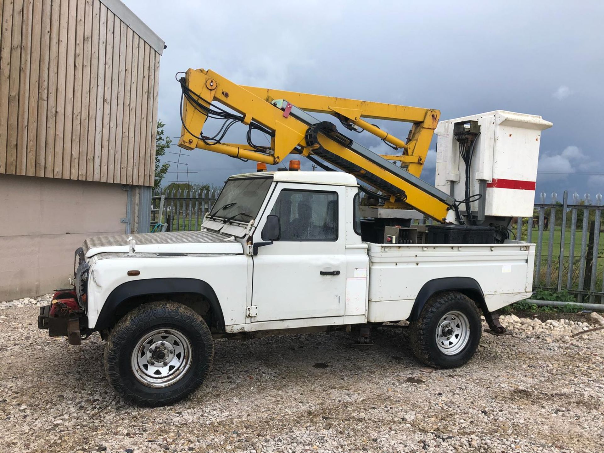 2003/03 REG WHITE LAND ROVER DEFENDER 110 4X4 TD5 WITH NIFTY LIFT CHERRY PICKER *PLUS VAT* - Image 12 of 30