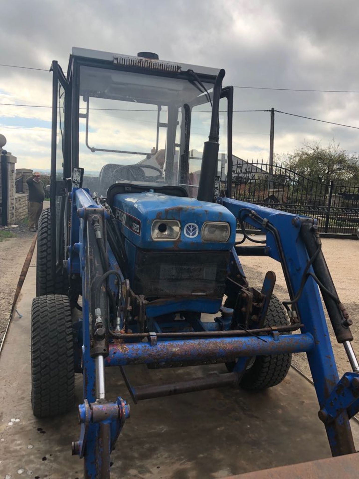 FORD 1520 COMPACT TRACTOR WITH FRONT LOADER AND FULL GLASS CAB *PLUS VAT* - Image 2 of 10