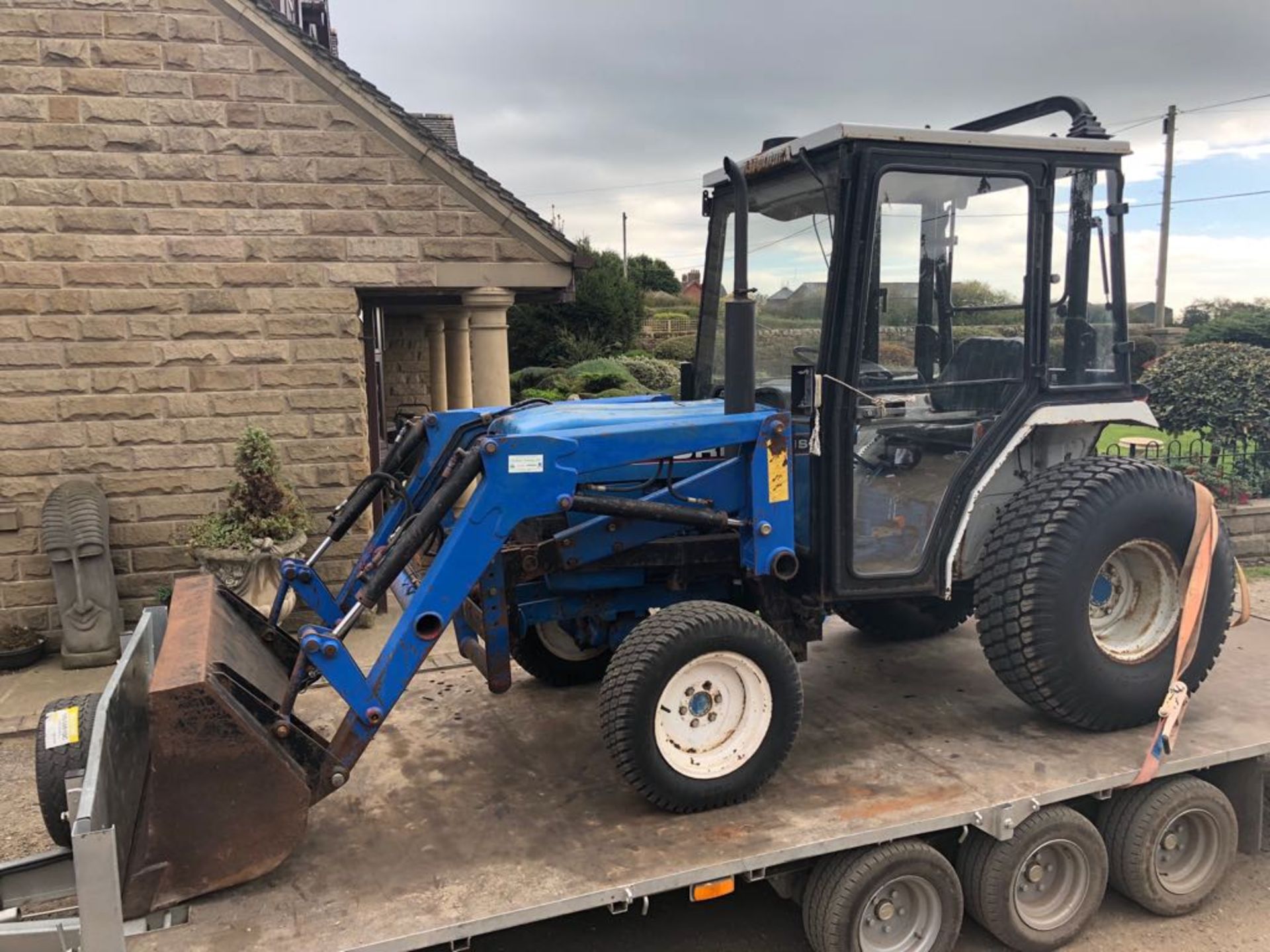 FORD 1520 COMPACT TRACTOR WITH FRONT LOADER AND FULL GLASS CAB *PLUS VAT*
