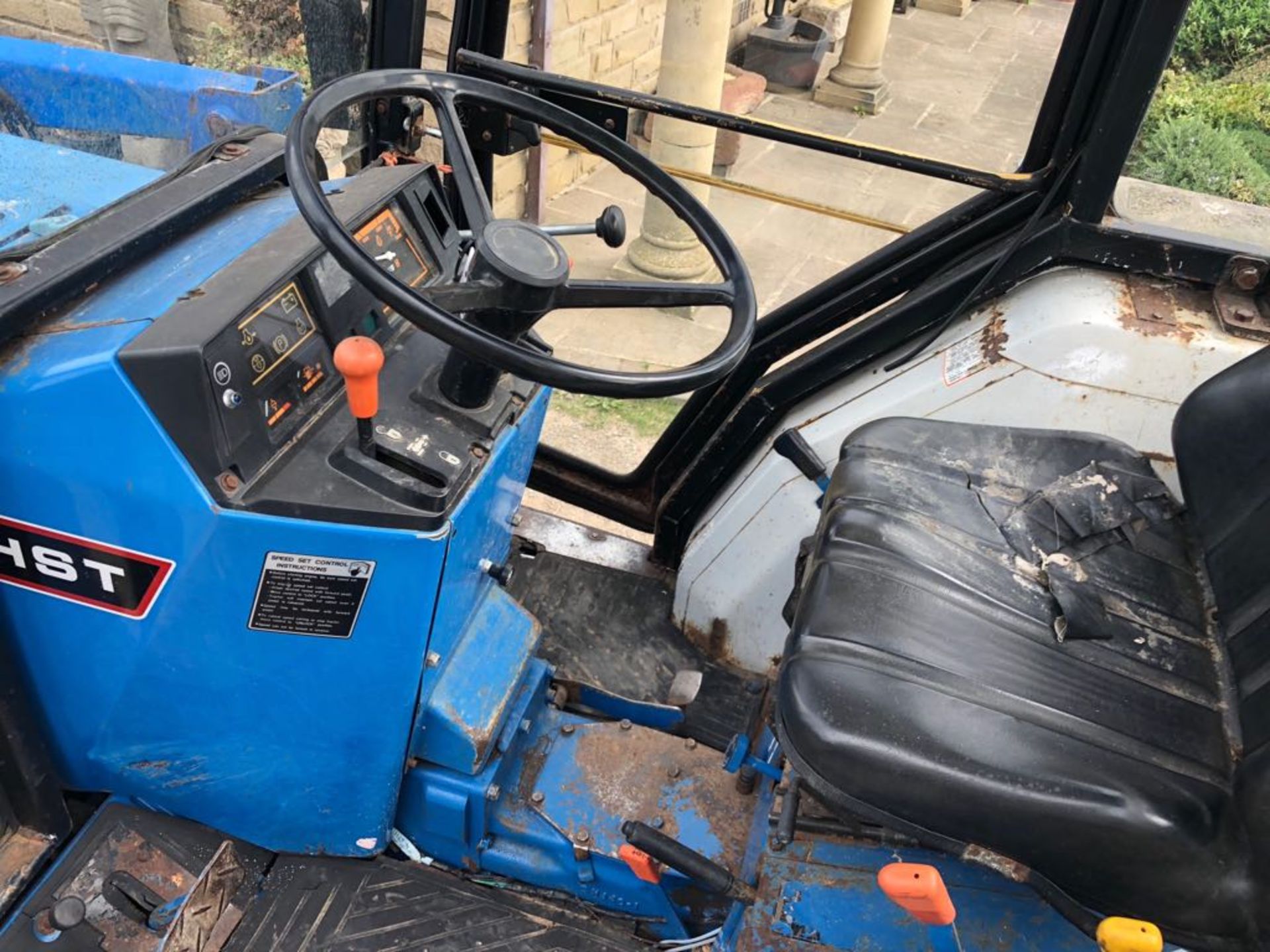 FORD 1520 COMPACT TRACTOR WITH FRONT LOADER AND FULL GLASS CAB *PLUS VAT* - Image 8 of 10