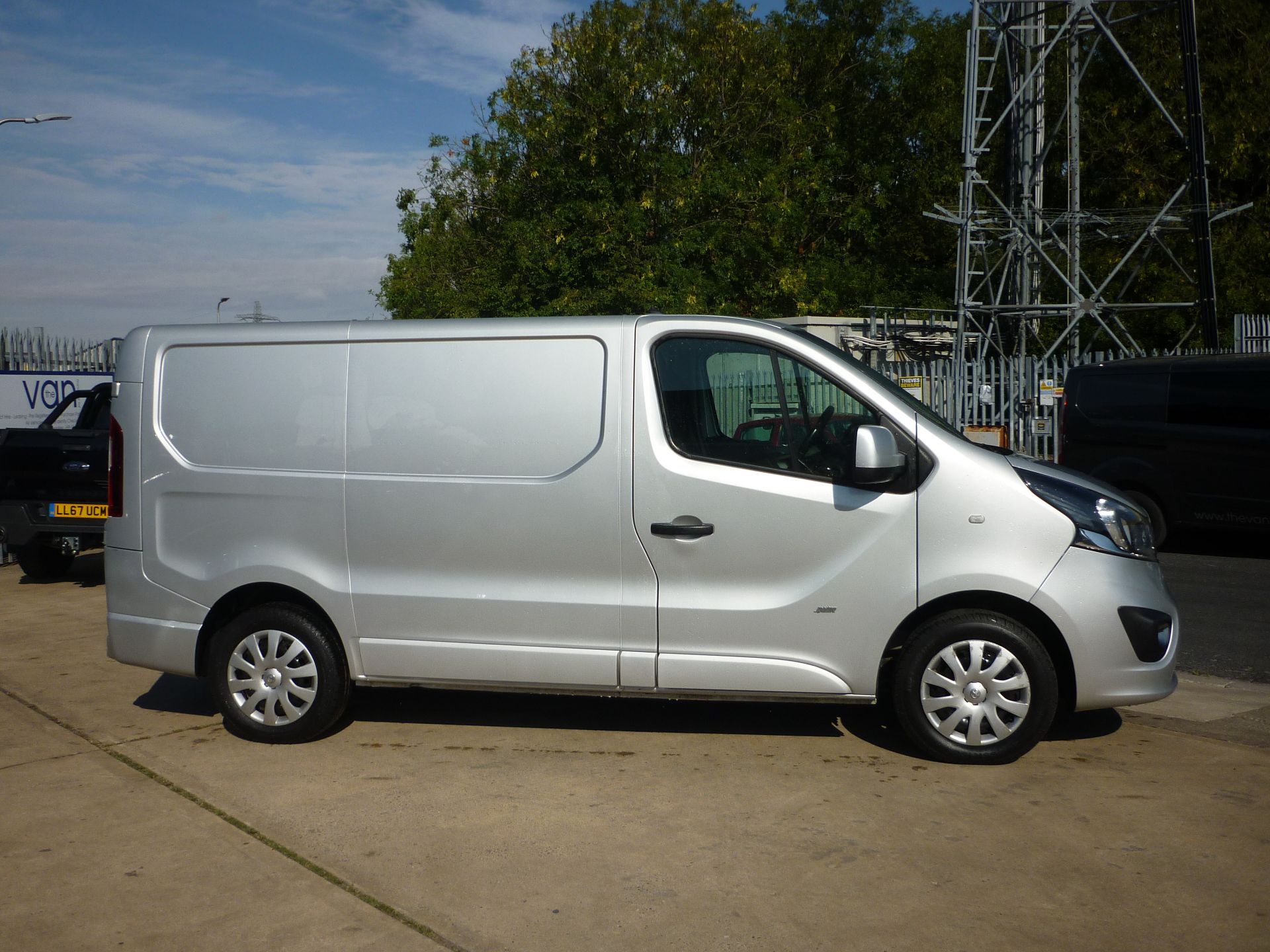 2016/16 REG VAUXHALL VIVARO 2700 SPORTIVE CDTI SILVER DIESEL PANEL VAN, SHOWING 0 FORMER KEEPERS