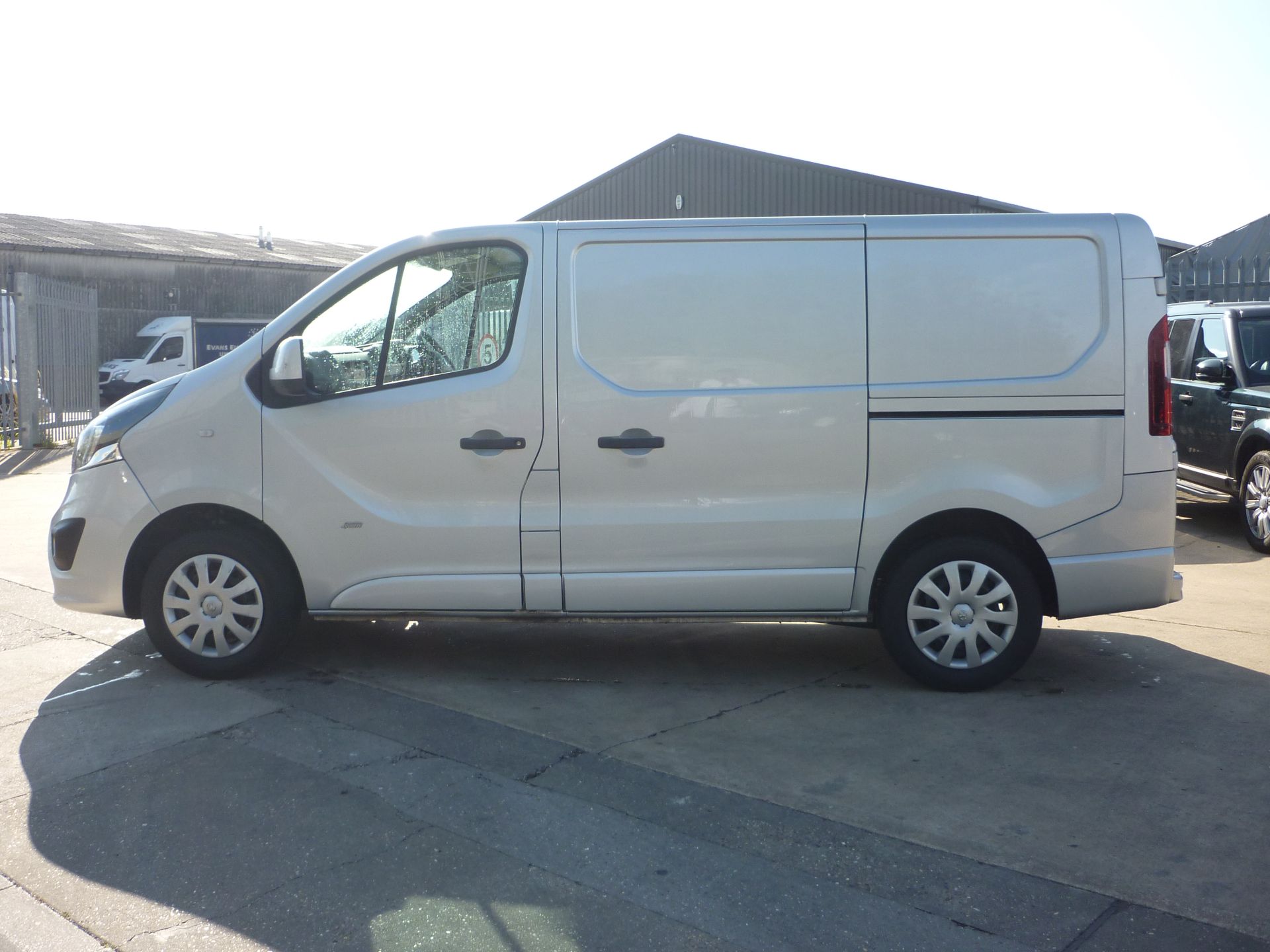 2016/16 REG VAUXHALL VIVARO 2700 SPORTIVE CDTI SILVER DIESEL PANEL VAN, SHOWING 0 FORMER KEEPERS - Image 2 of 3