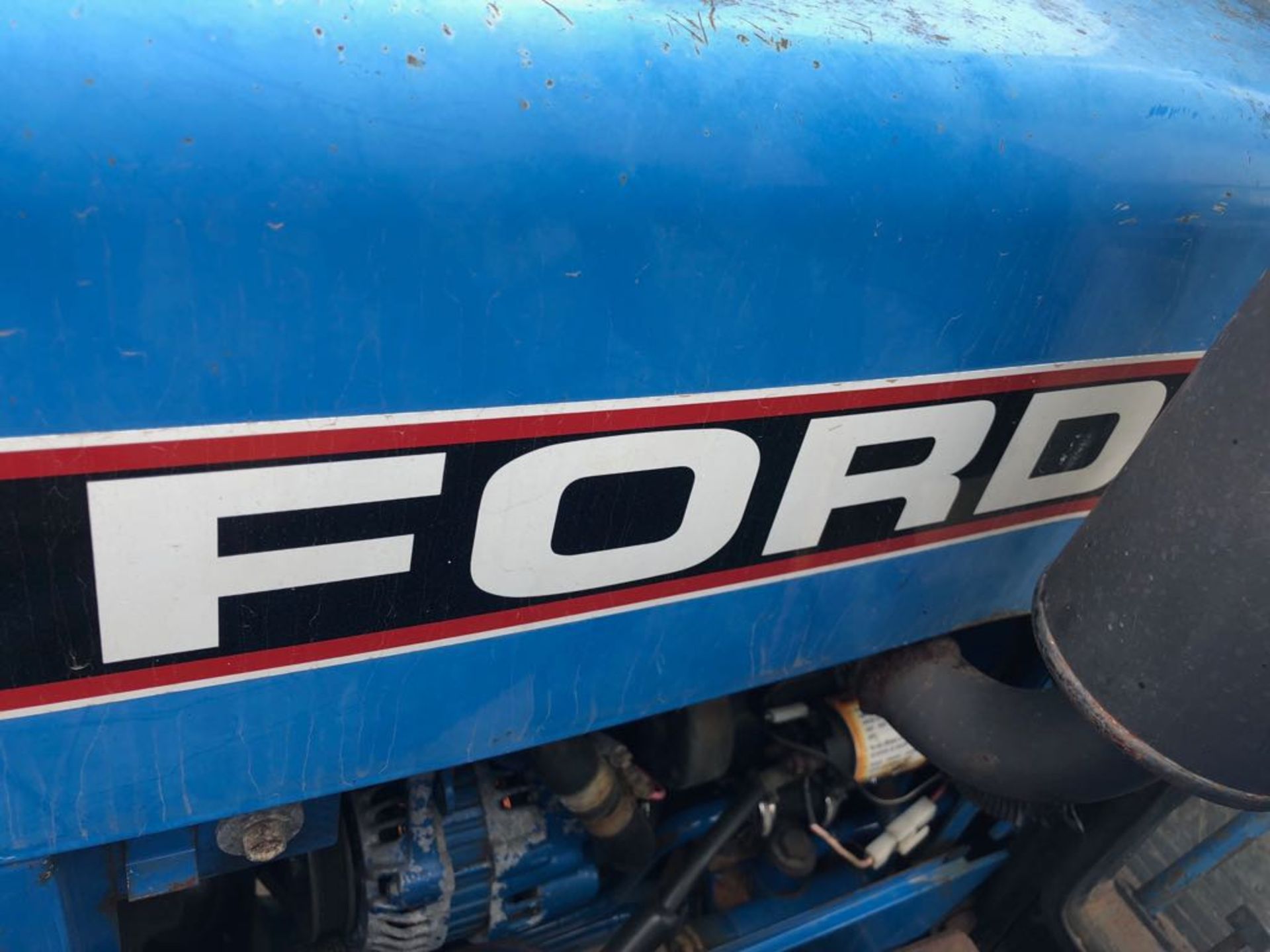 FORD 1520 COMPACT TRACTOR WITH FRONT LOADER AND FULL GLASS CAB *PLUS VAT* - Image 4 of 10