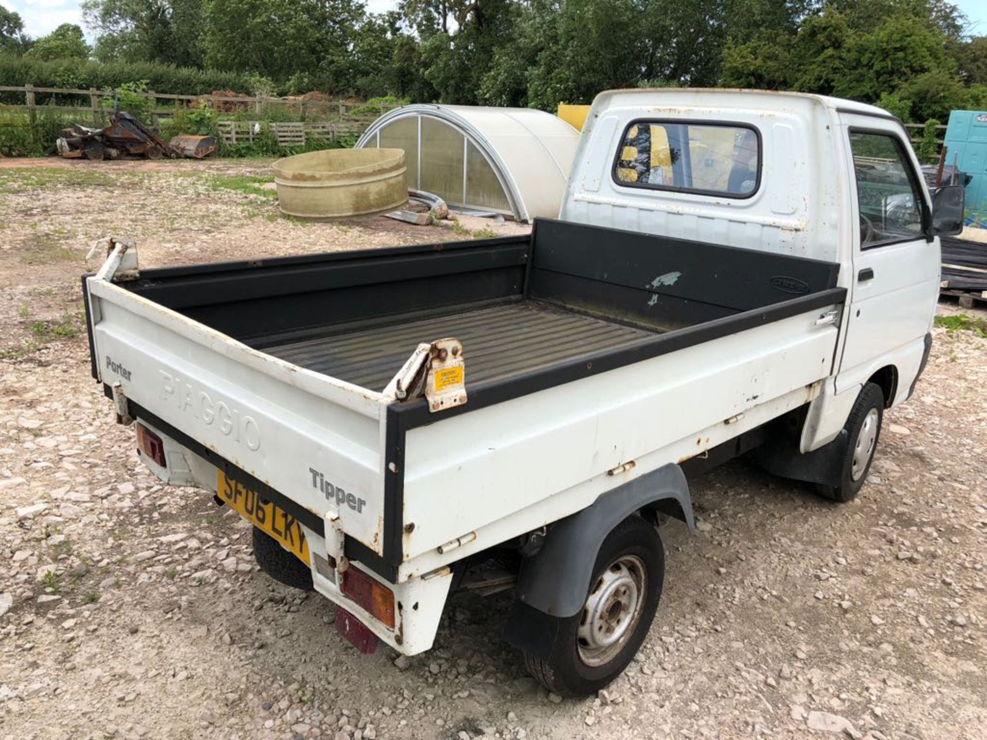 2006/06 REG PIAGGIO PORTER DIESEL WHITE TIPPER, SHOWING 2 FORMER KEEPERS *PLUS VAT* - Image 4 of 11