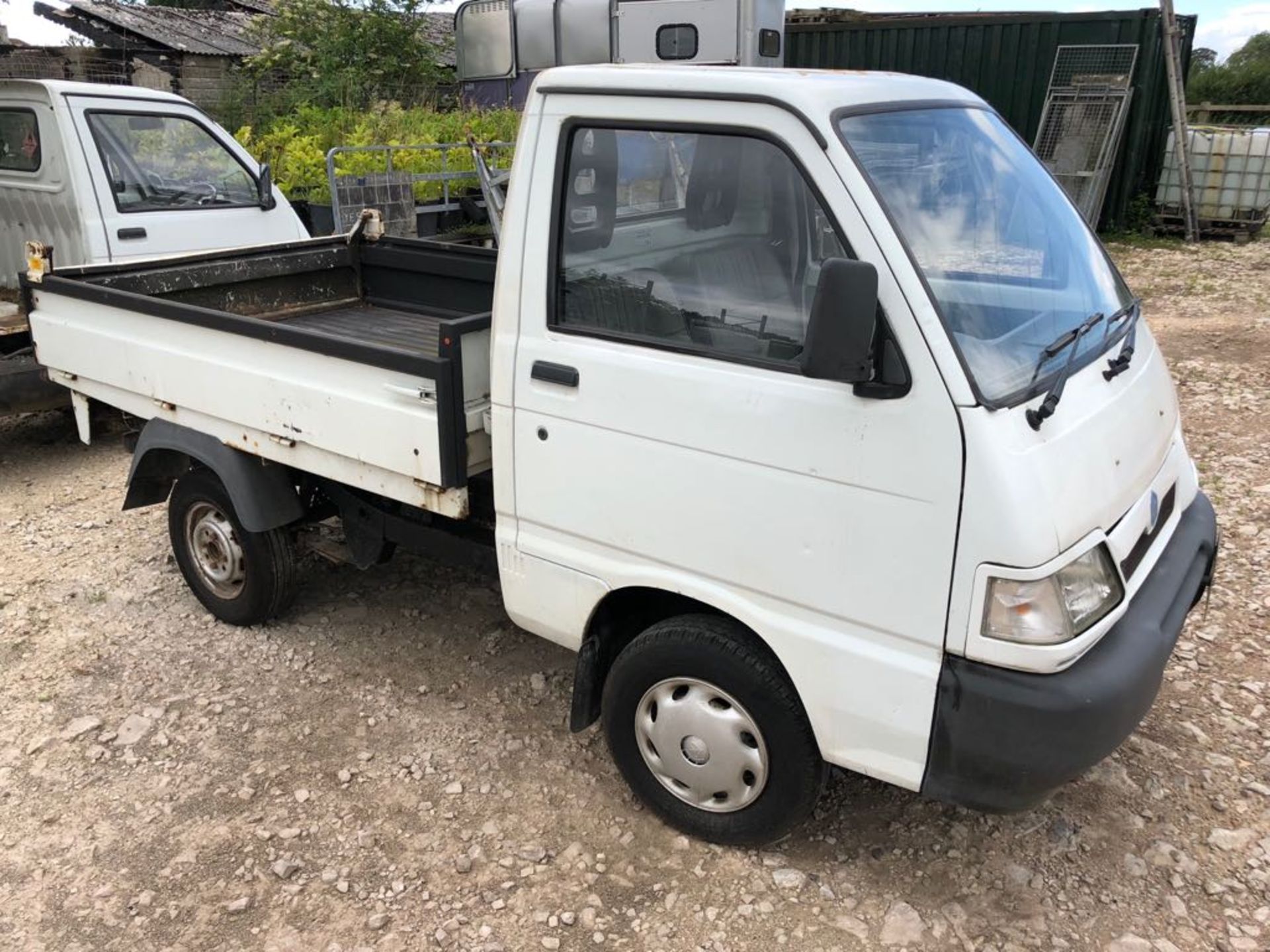 2006/06 REG PIAGGIO PORTER DIESEL WHITE TIPPER, SHOWING 2 FORMER KEEPERS *PLUS VAT*