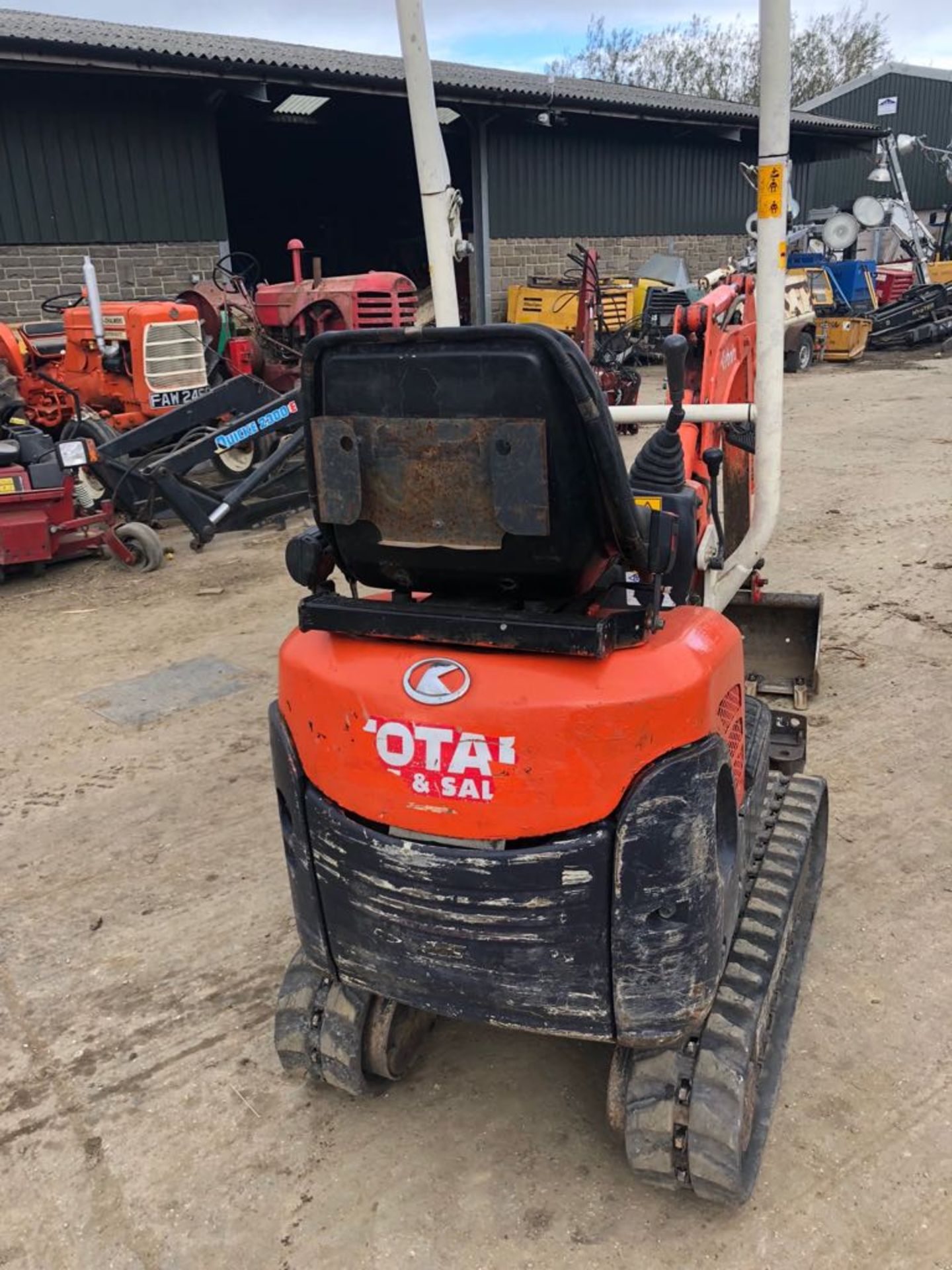 2009 KUBOTA K008-3 800 KG TRACKED MINI DIGGER WITH BUCKET, STARTS RUNS AND DIGS *PLUS VAT* - Image 2 of 6