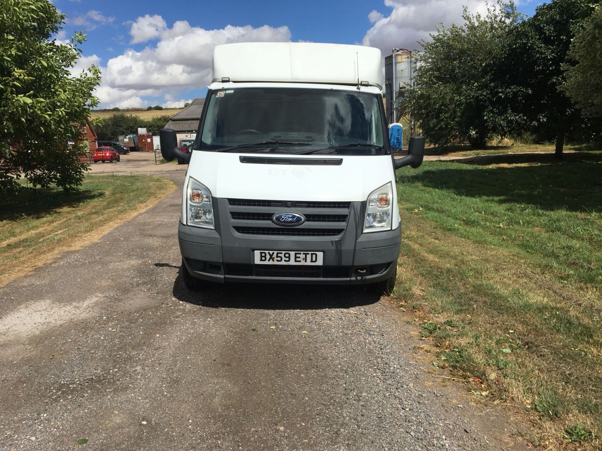 2010/59 REG FORD TRANSIT 100 T350M RWD WHITE DIESEL BOX VAN, SHOWING 0 FORMER KEEPERS *NO VAT* - Image 2 of 11