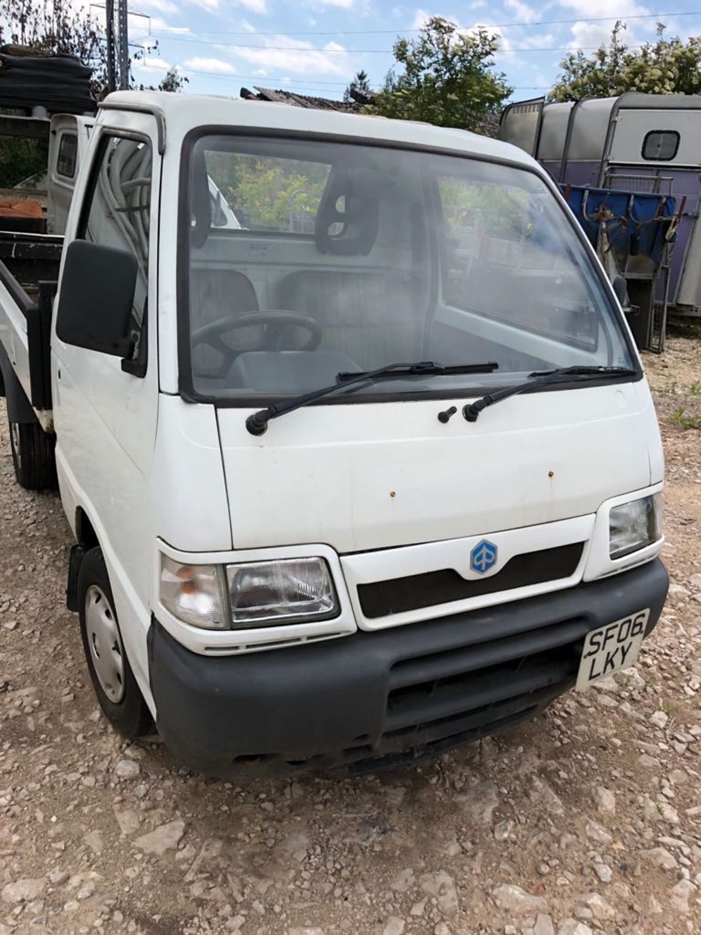 2006/06 REG PIAGGIO PORTER DIESEL WHITE TIPPER, SHOWING 2 FORMER KEEPERS *PLUS VAT* - Image 2 of 11