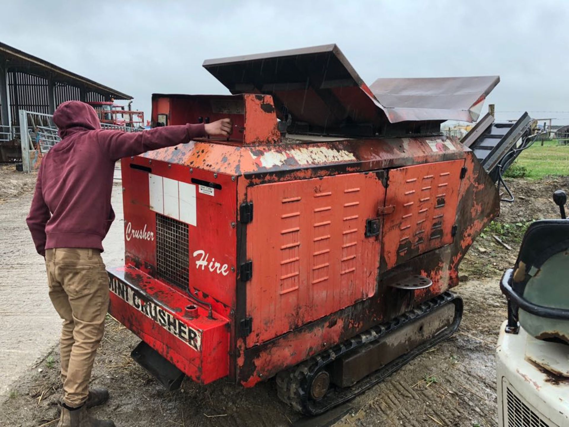 RED RHINO TRACKED MINI CRUSHER, STARTS, RUNS, DRIVES AND CRUSHES *PLUS VAT* - Image 2 of 6