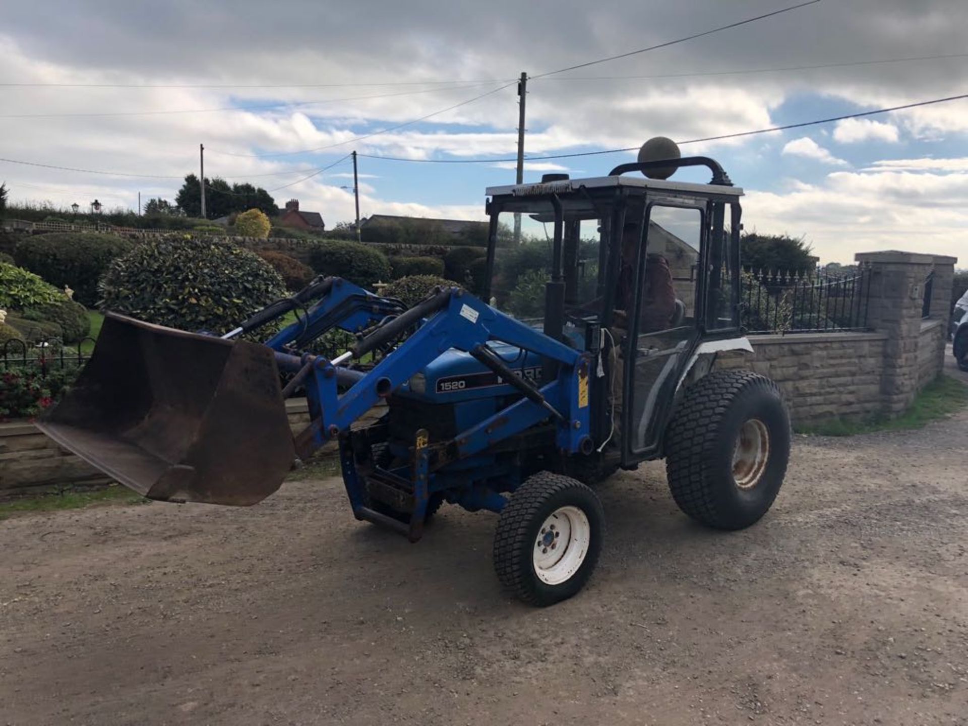 FORD 1520 COMPACT TRACTOR WITH FRONT LOADER AND FULL GLASS CAB *PLUS VAT* - Image 3 of 10