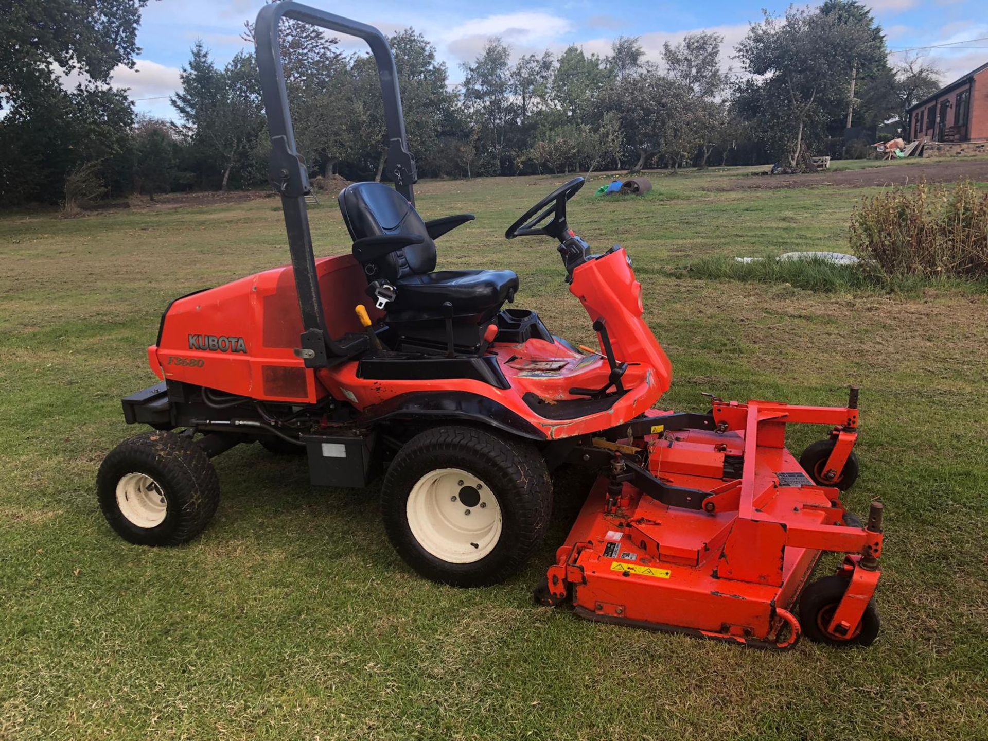 2013/13 REG KUBOTA F3680 ORANGE DIESEL RIDE ON LAWN MOWER, SHOWING 1 FORMER KEEPER *PLUS VAT* - Bild 2 aus 22