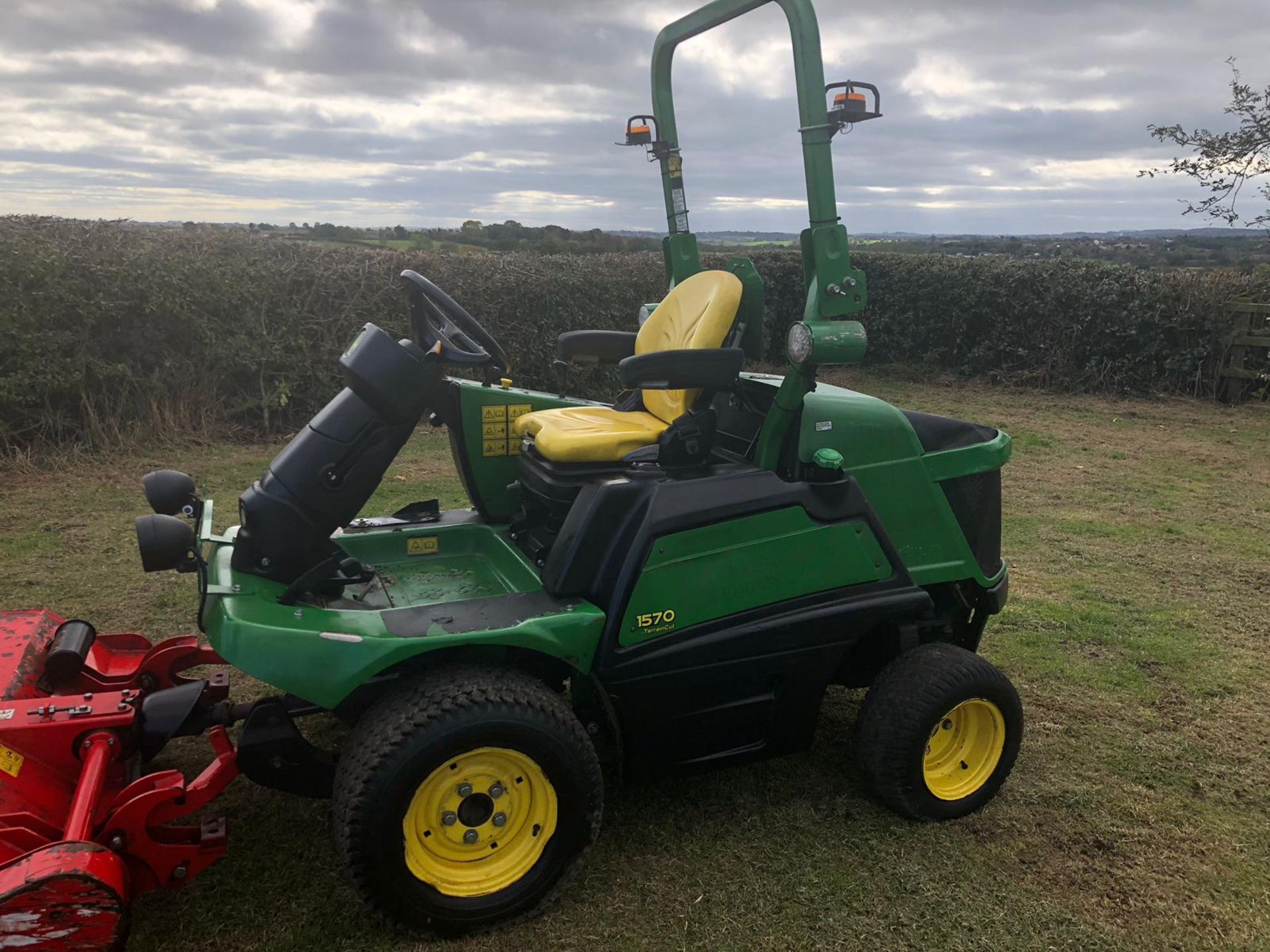 2015/64 REG JOHN DEERE 1570 MOWER WITH FLAIL DECK HEAD, EX LEICESTER-SHIRE COUNCIL *PLUS VAT* - Image 4 of 26