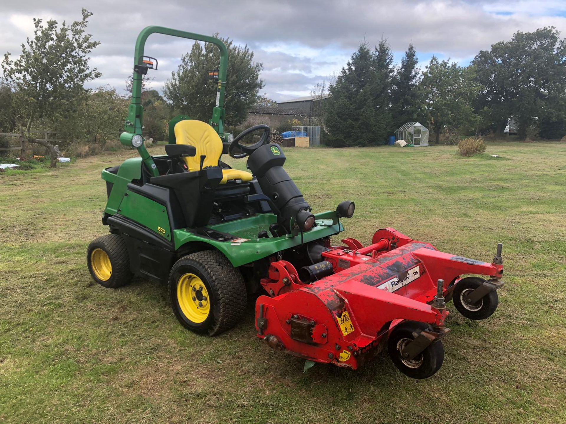 2015/64 REG JOHN DEERE 1570 MOWER WITH FLAIL DECK HEAD, EX LEICESTER-SHIRE COUNCIL *PLUS VAT* - Image 2 of 26