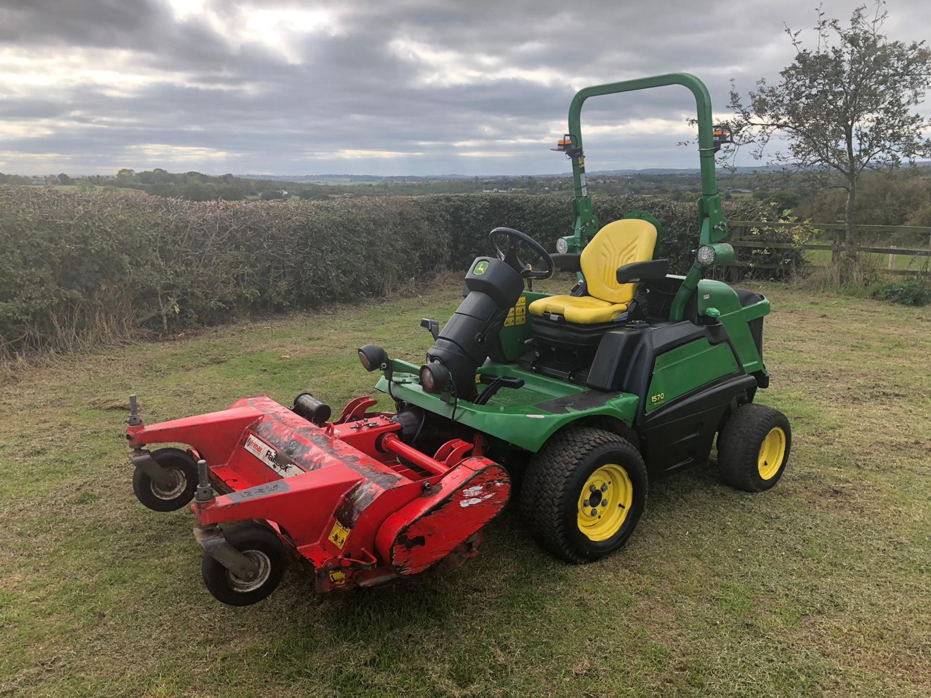 2015/64 REG JOHN DEERE 1570 MOWER WITH FLAIL DECK HEAD, EX LEICESTER-SHIRE COUNCIL *PLUS VAT* - Image 5 of 26