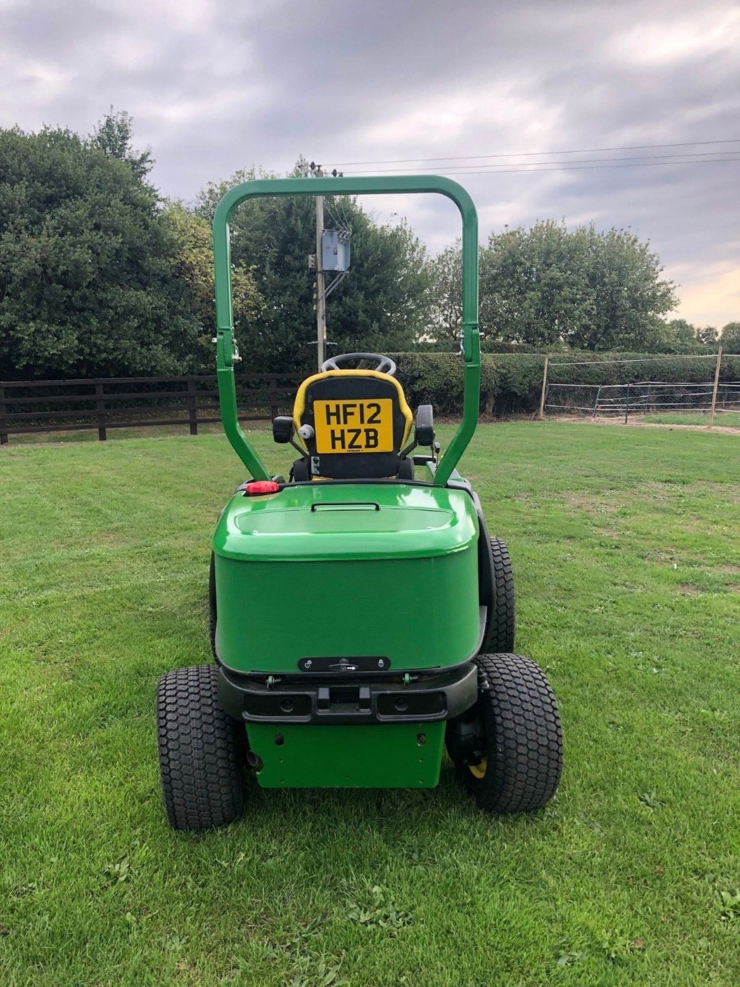 JOHN DEERE 1565 UPFRONT FLAIL MOWER , ONLY 1389 HOURS, TRIMAX FLAIL, 12 REG, 37HP. - Image 2 of 5