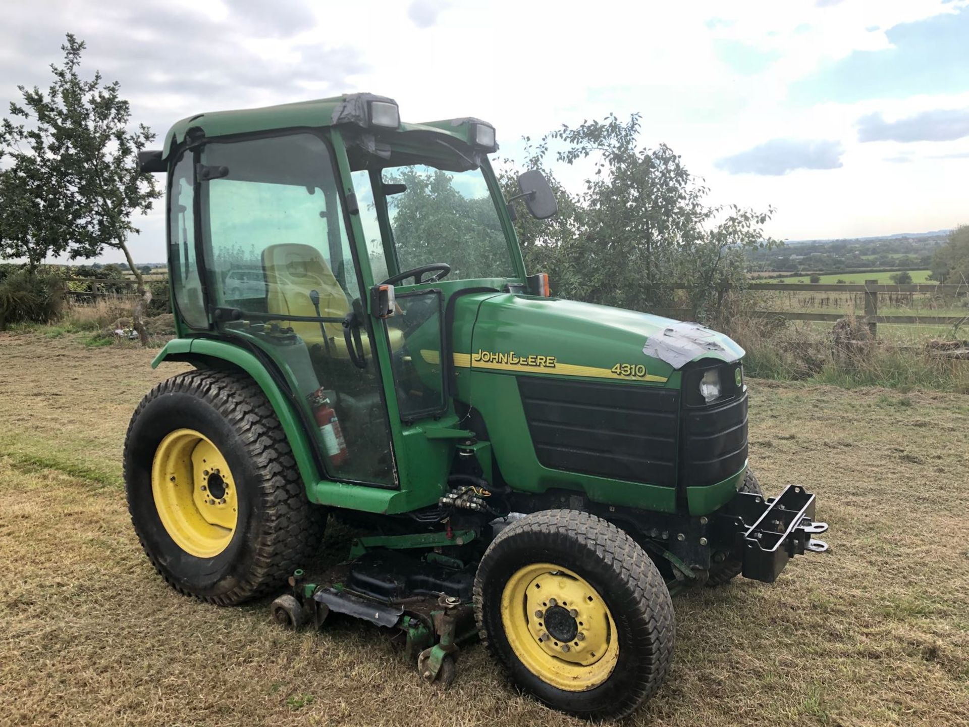 2002/51 REG JOHN DEERE 4310 TRACTOR / RIDE ON LAWN MOWER WITH CAB *PLUS VAT*