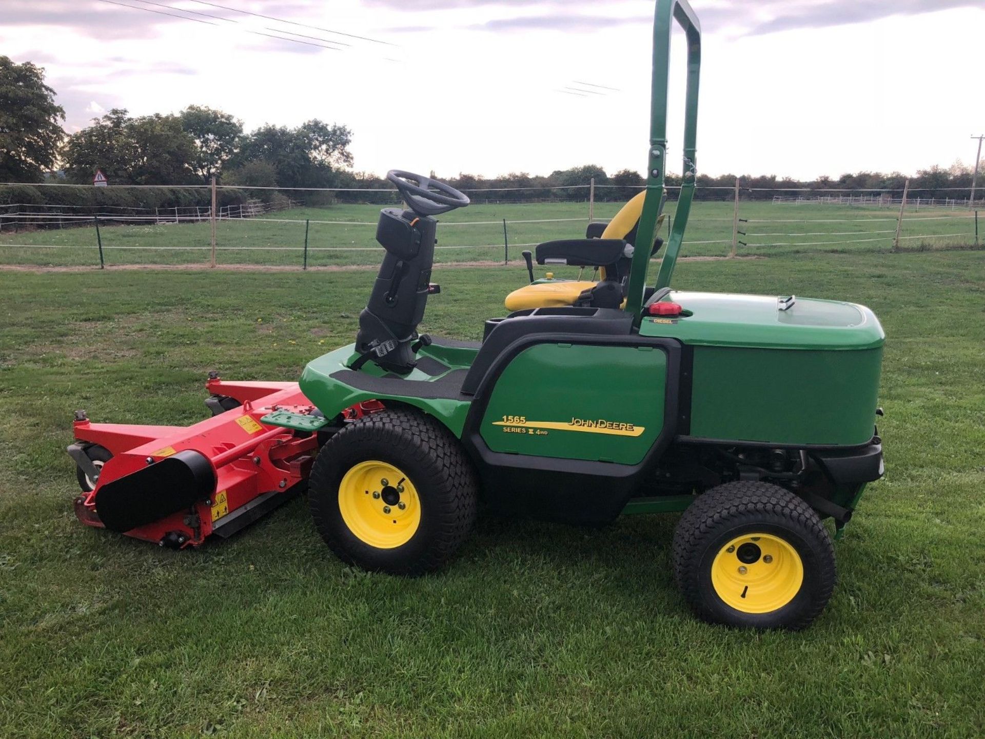 JOHN DEERE 1565 UPFRONT FLAIL MOWER , ONLY 1389 HOURS, TRIMAX FLAIL, 12 REG, 37HP. - Image 3 of 5