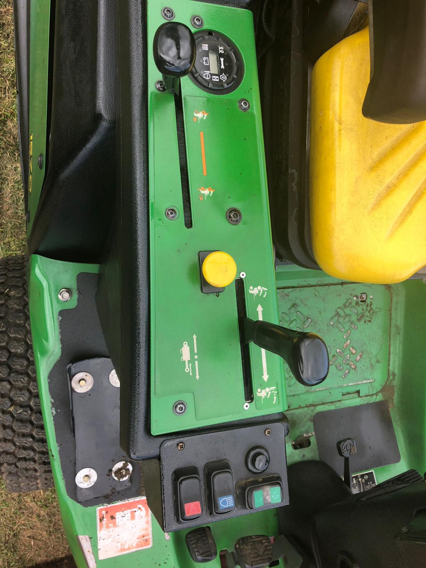 2015/64 REG JOHN DEERE 1570 MOWER WITH FLAIL DECK HEAD, EX LEICESTER-SHIRE COUNCIL *PLUS VAT* - Image 25 of 26