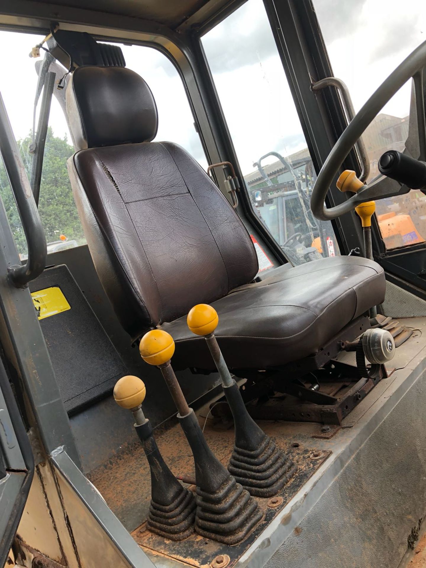 1985-1991/J REG JCB 408 FARM MASTER LOADER, SHOWING 0 FORMER KEEPERS *PLUS VAT* - Image 12 of 15