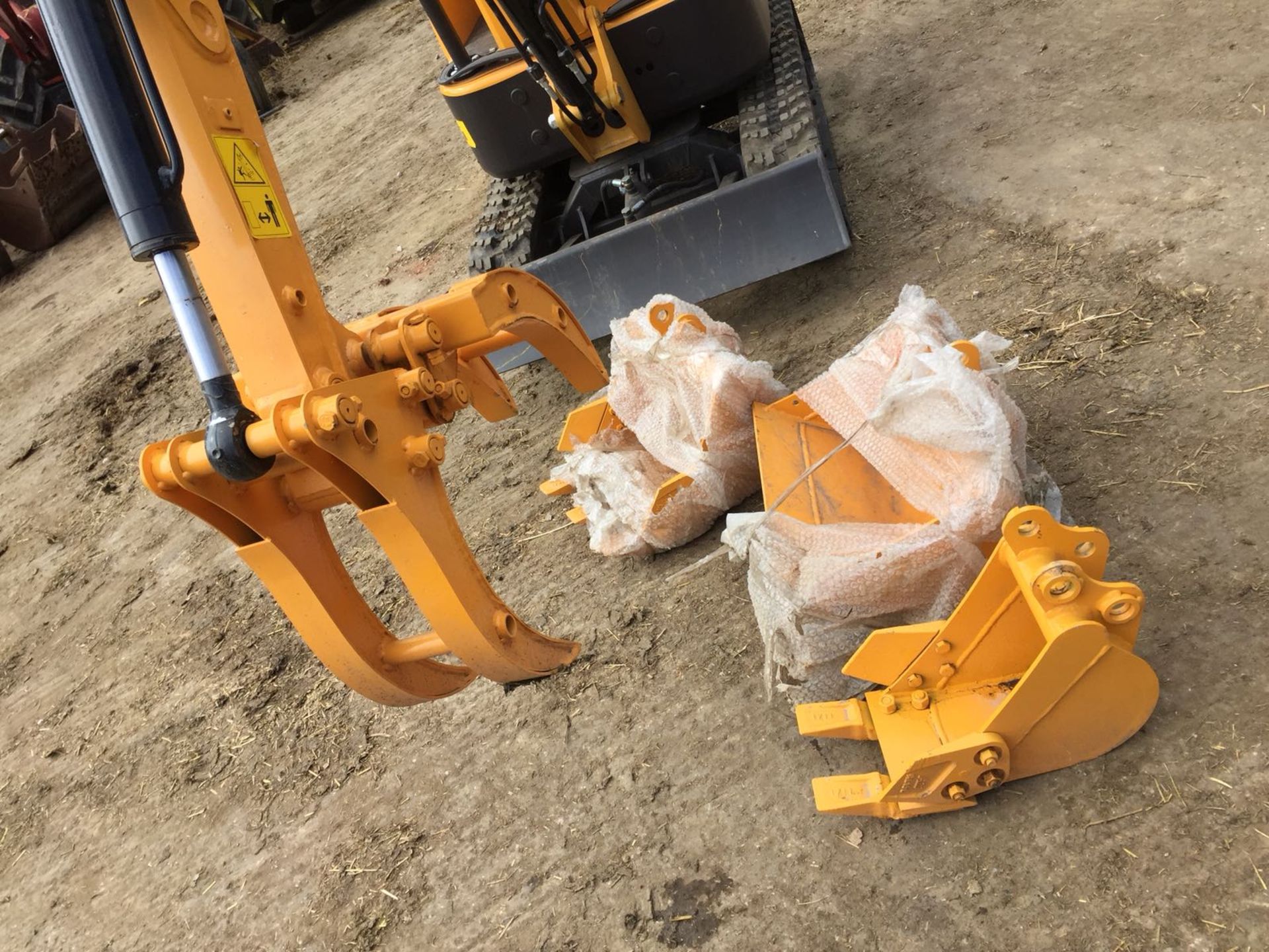 BRAND NEW MINI TRACKED EXCAVATOR MICRO RHINOCEROS XN08 - X3 BUCKETS & GRAPPLE *PLUS VAT* - Bild 10 aus 11