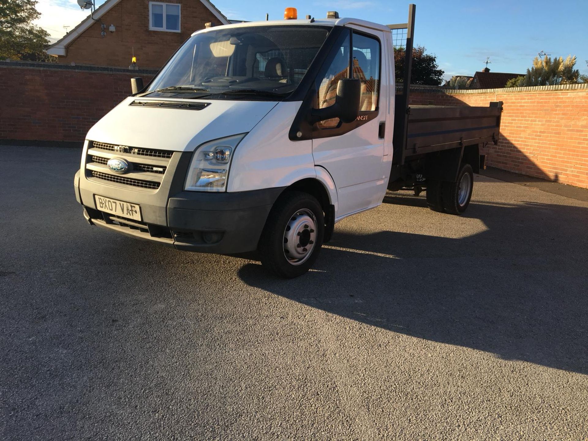 2007/07 REG FORD TRANSIT 100 T350M RWD WHITE DIESEL TIPPER VAN, SHOWING 0 FORMER KEEPERS *NO VAT* - Image 2 of 10