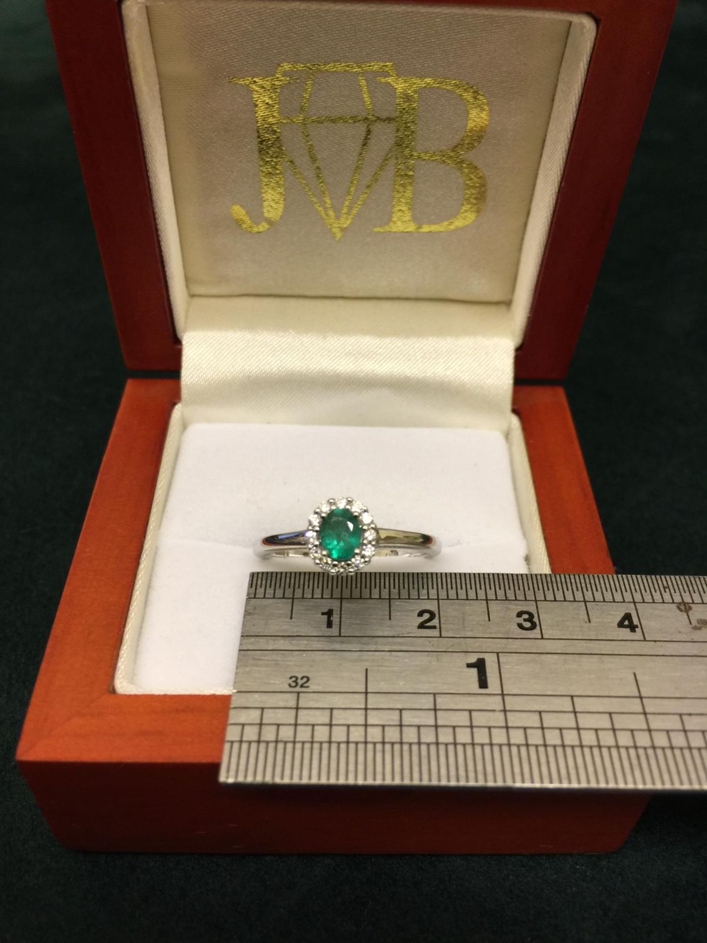 18CT WHITE GOLD EMERALD AND DIAMOND CLUSTER STYLE RING *NO VAT* - Image 7 of 8