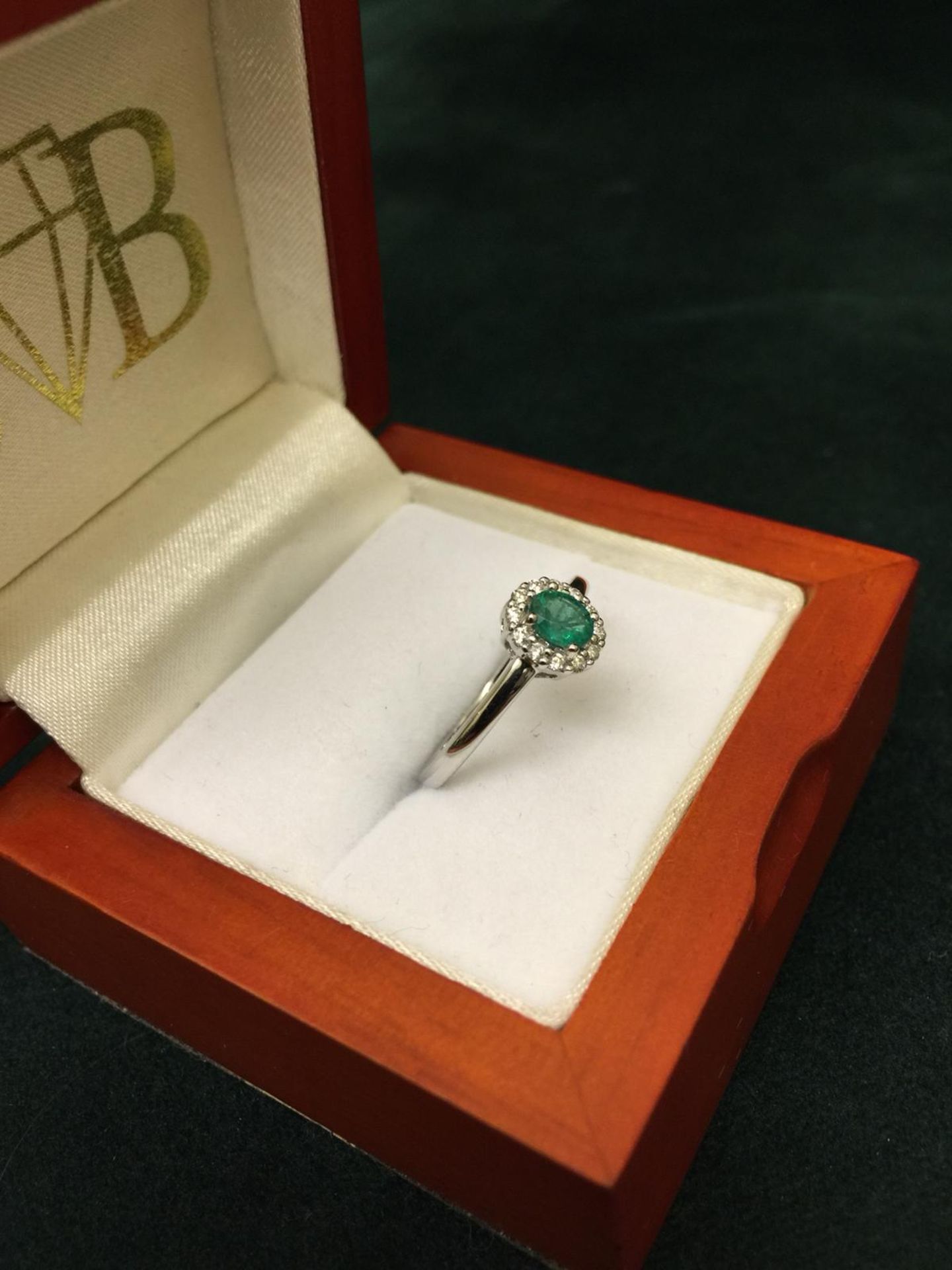 18CT WHITE GOLD EMERALD AND DIAMOND CLUSTER STYLE RING *NO VAT* - Image 6 of 8
