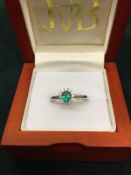 18CT WHITE GOLD EMERALD AND DIAMOND CLUSTER STYLE RING *NO VAT*