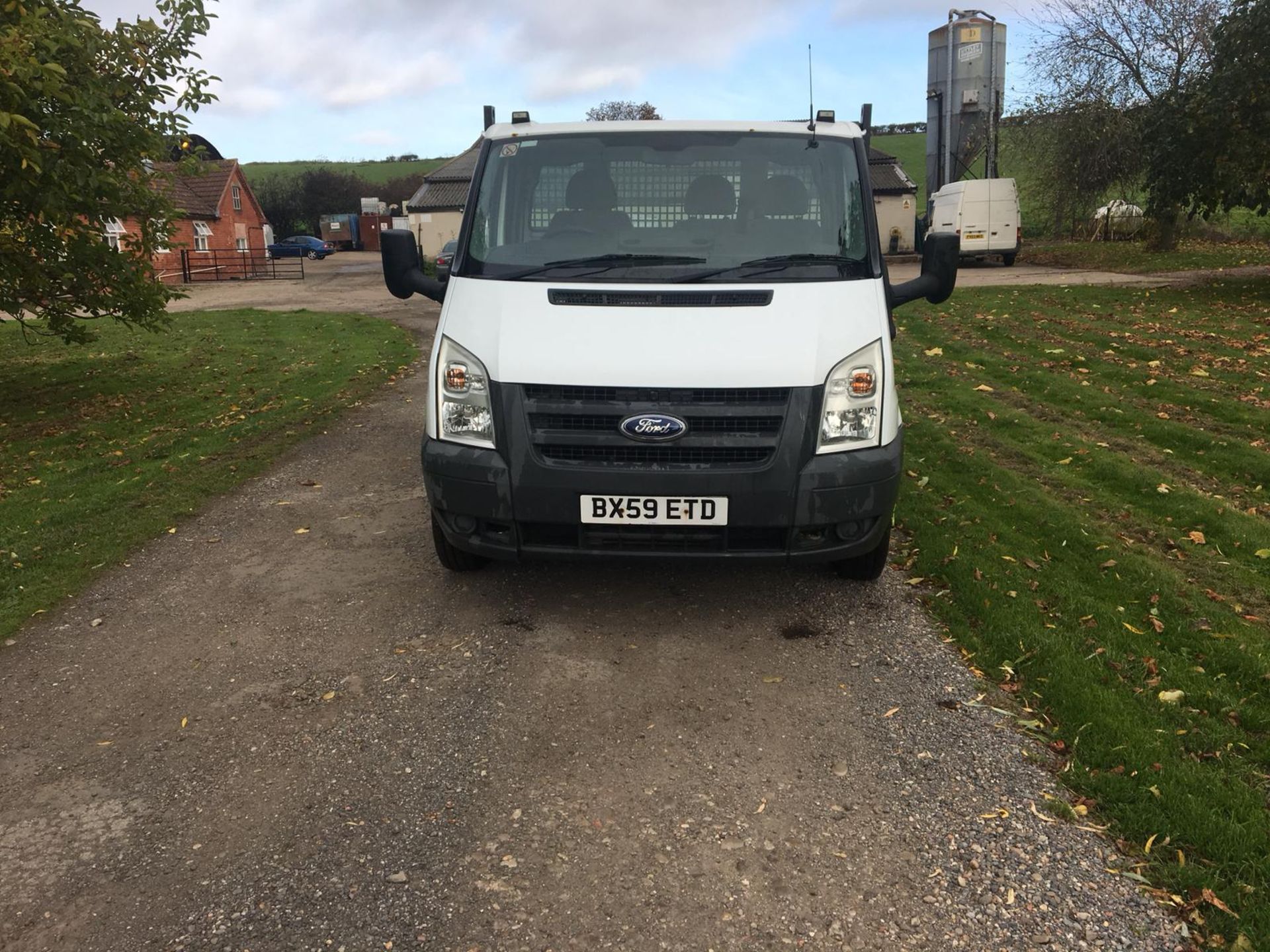 2010/59 REG FORD TRANSIT 100 T350M RWD WHITE DIESEL TIPPER, SHOWING 0 FORMER KEEPERS *NO VAT* - Image 2 of 12