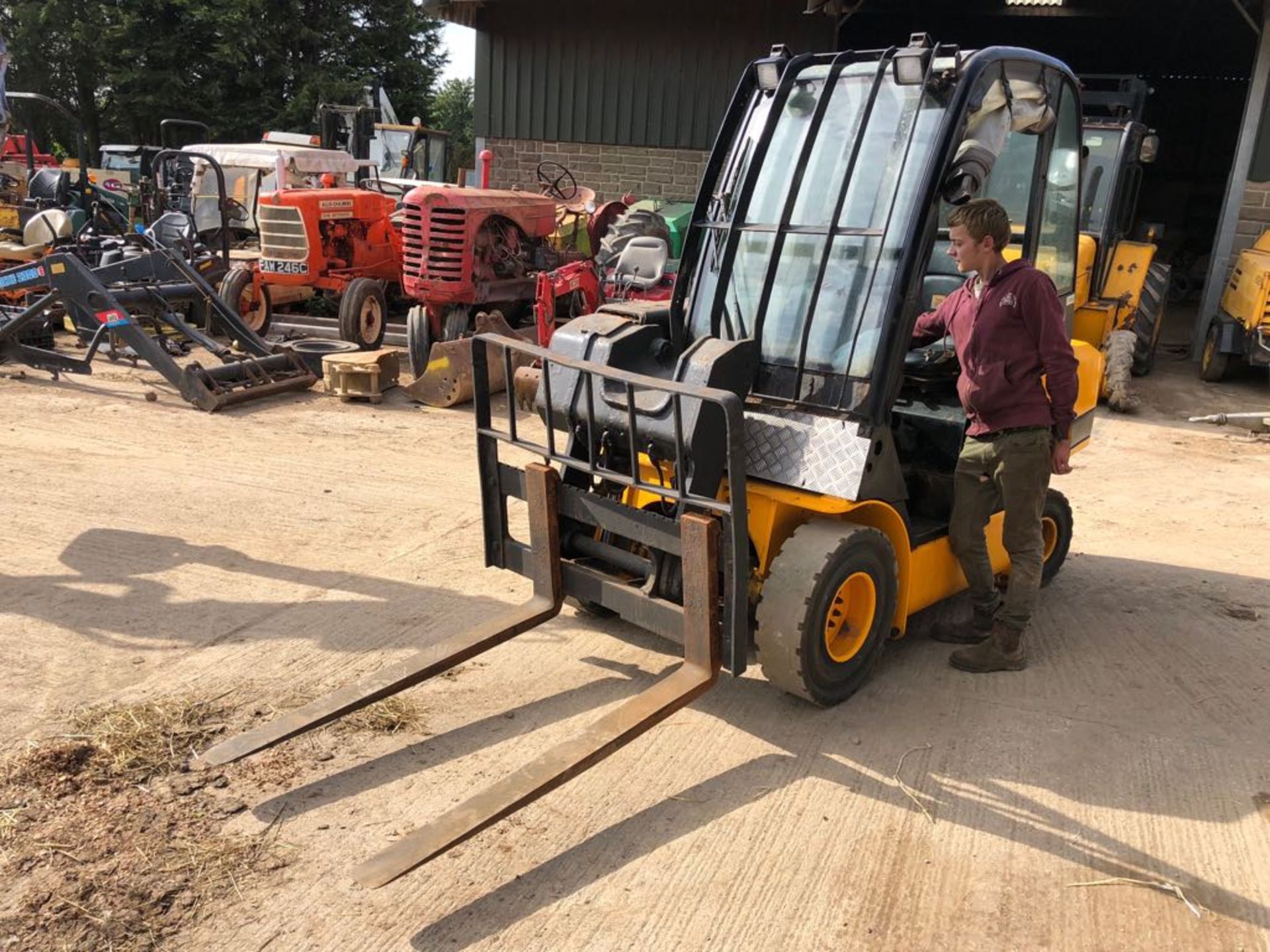 2012 JCB 25D TELEHANDLER, RUNS, DRIVES AND LIFTS *PLUS VAT* - Image 2 of 12