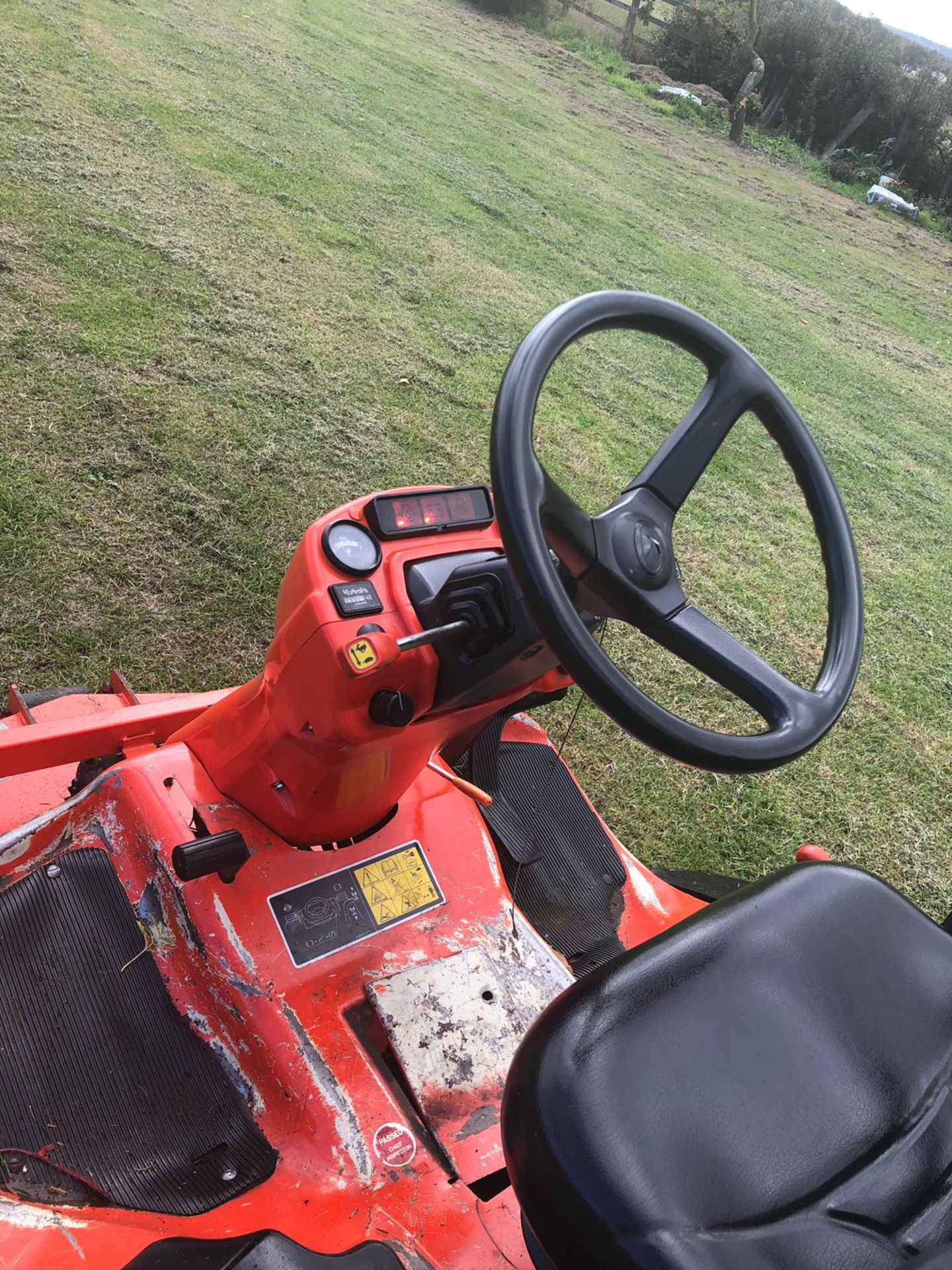 2013/13 REG KUBOTA F3680 ORANGE DIESEL RIDE ON LAWN MOWER, SHOWING 1 FORMER KEEPER *PLUS VAT* - Image 13 of 22