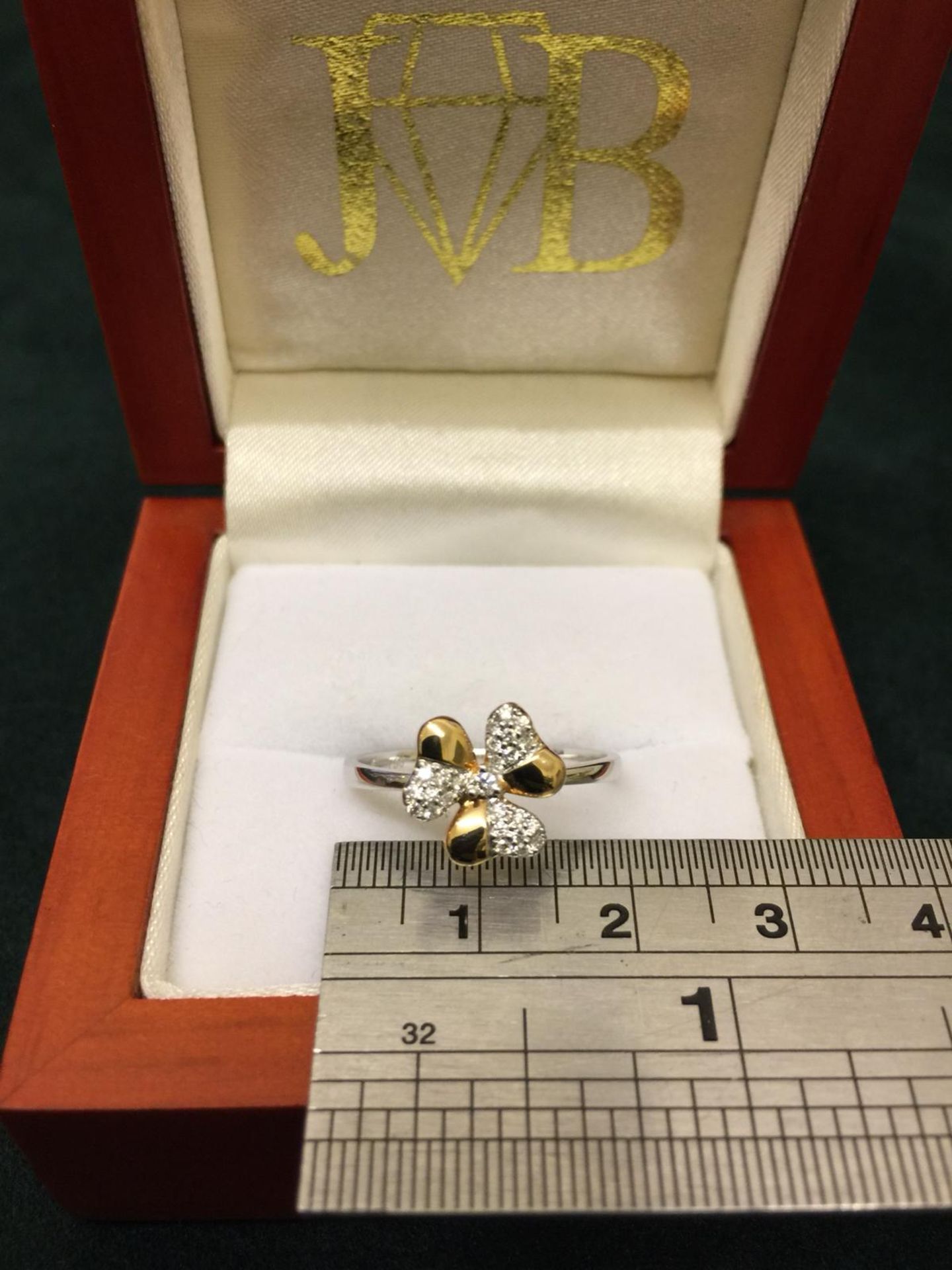 18CT WHITE AND ROSE GOLD DIAMOND CLUSTER STYLE RING *NO VAT* - Image 6 of 7