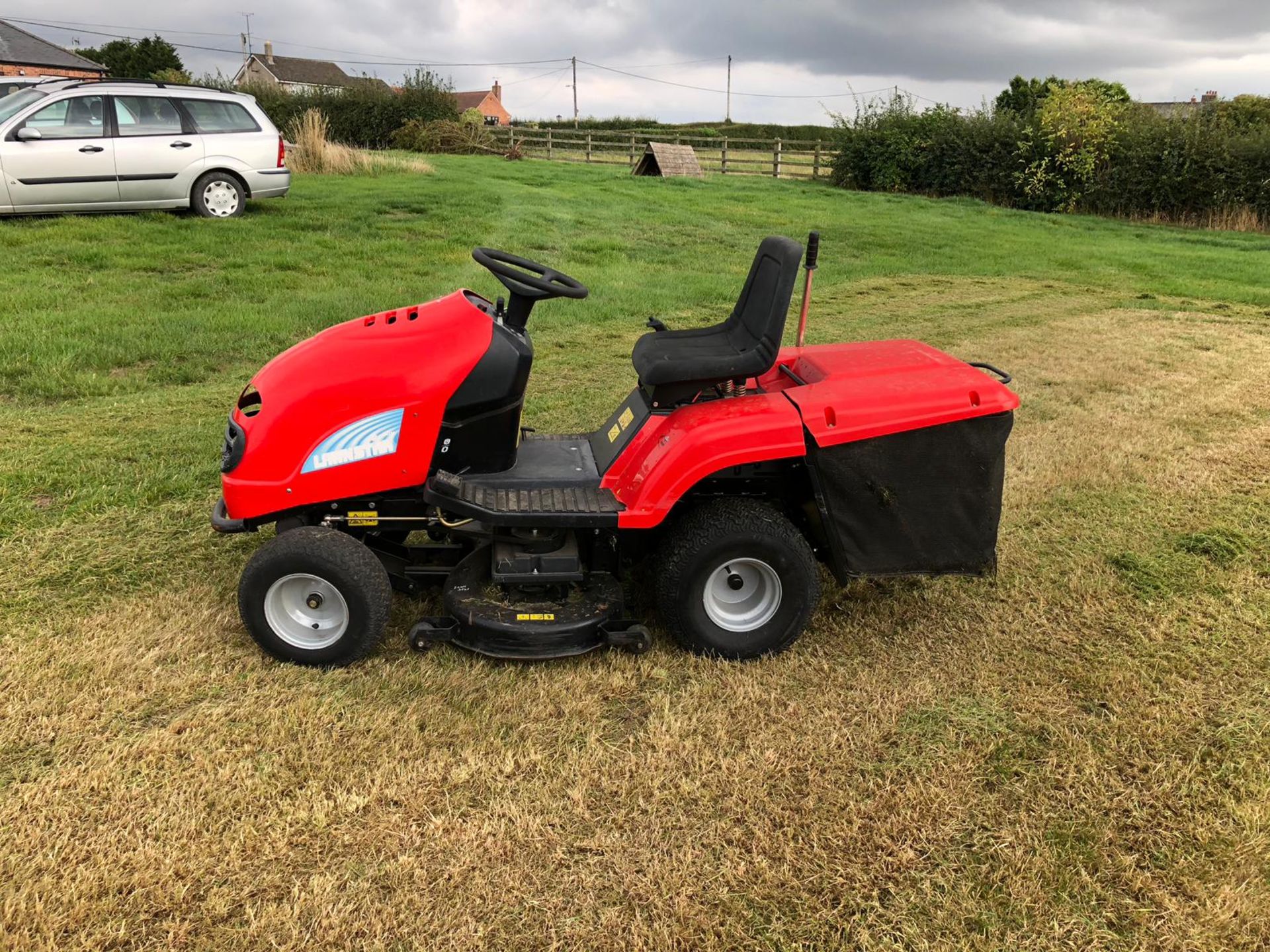 LAWNSTAR RIDE ON PETROL LAWN MOWER WITH REAR GRASS COLLECTOR, STARTS, RUNS AND CUTS *NO VAT* - Image 2 of 6
