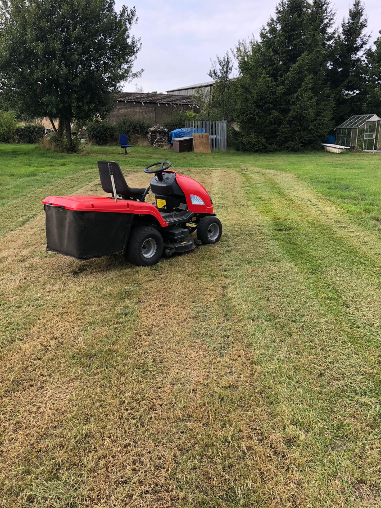 LAWNSTAR RIDE ON PETROL LAWN MOWER WITH REAR GRASS COLLECTOR, STARTS, RUNS AND CUTS *NO VAT* - Image 3 of 6