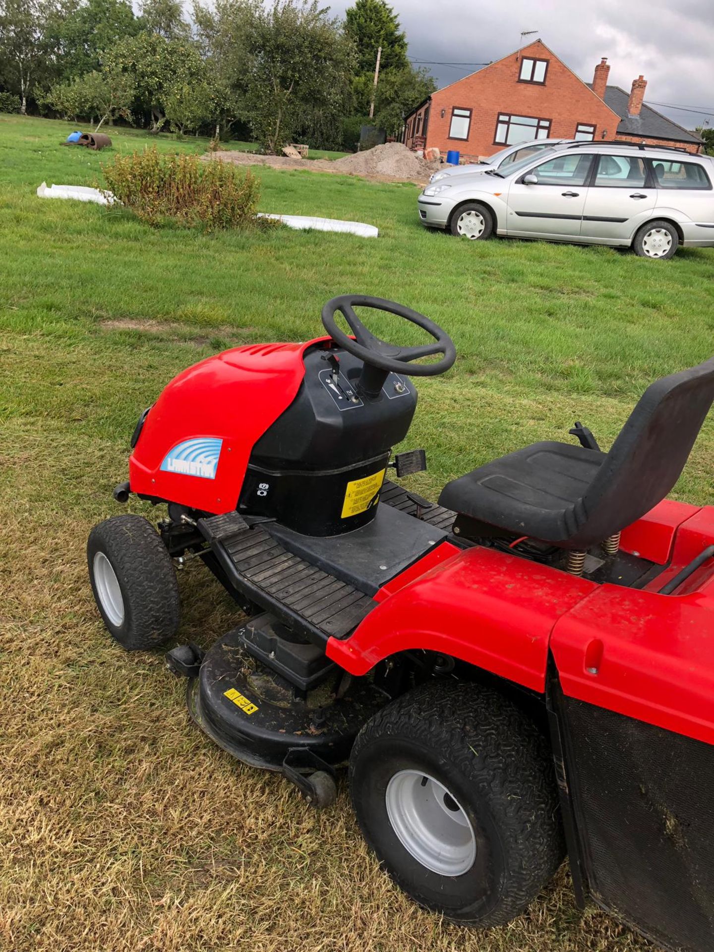 LAWNSTAR RIDE ON PETROL LAWN MOWER WITH REAR GRASS COLLECTOR, STARTS, RUNS AND CUTS *NO VAT* - Image 4 of 6