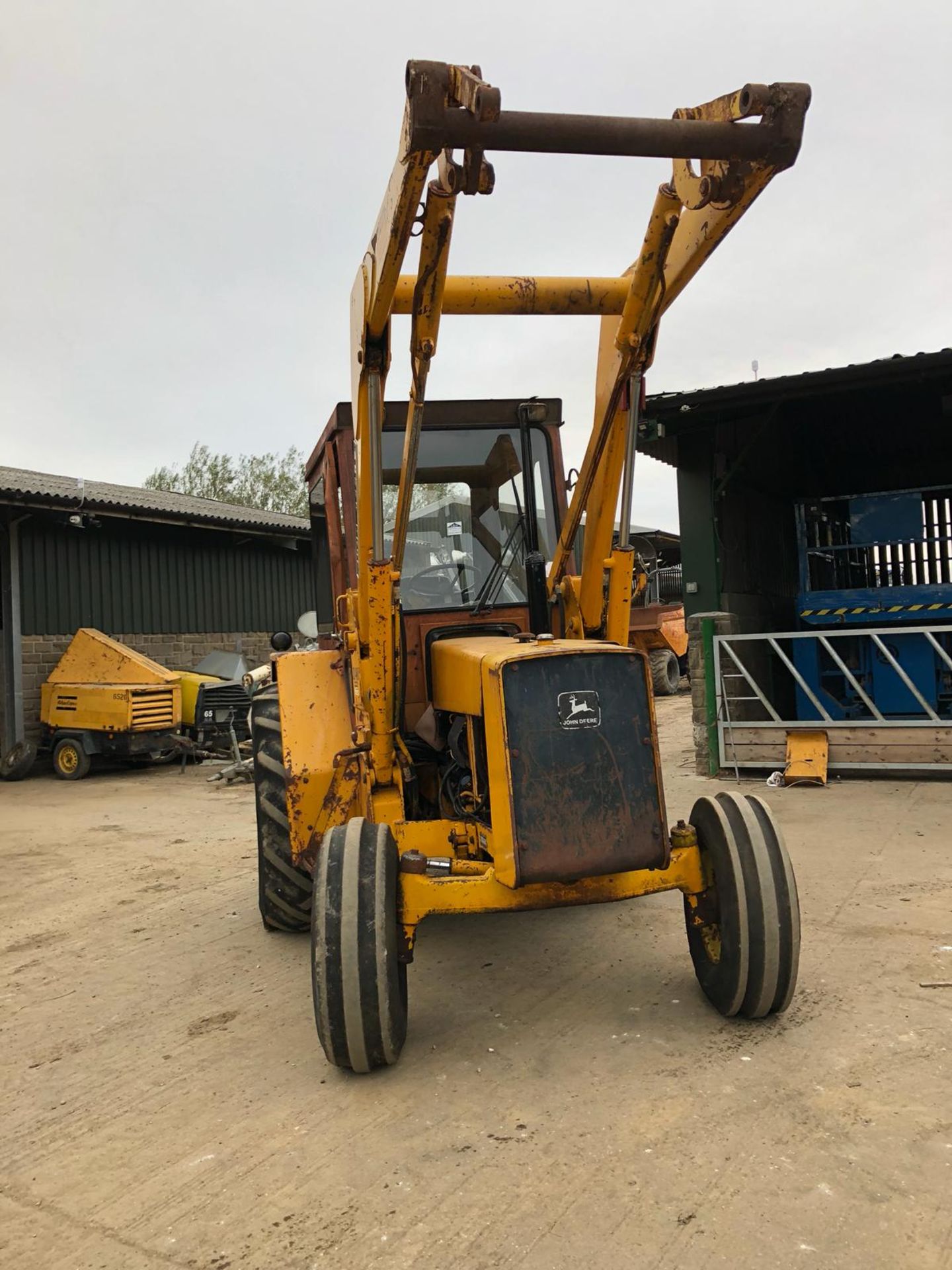 JOHN DEERE JD410 TRACTOR WITH FULL CAB, SHOWING 817 HOURS *NO VAT* - Image 2 of 6