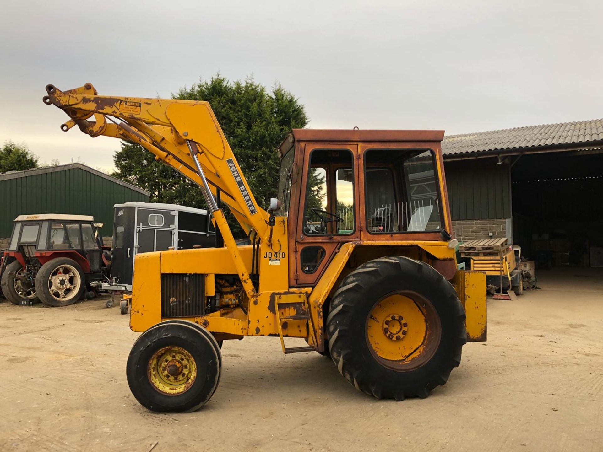 JOHN DEERE JD410 TRACTOR WITH FULL CAB, SHOWING 817 HOURS *NO VAT* - Image 3 of 6